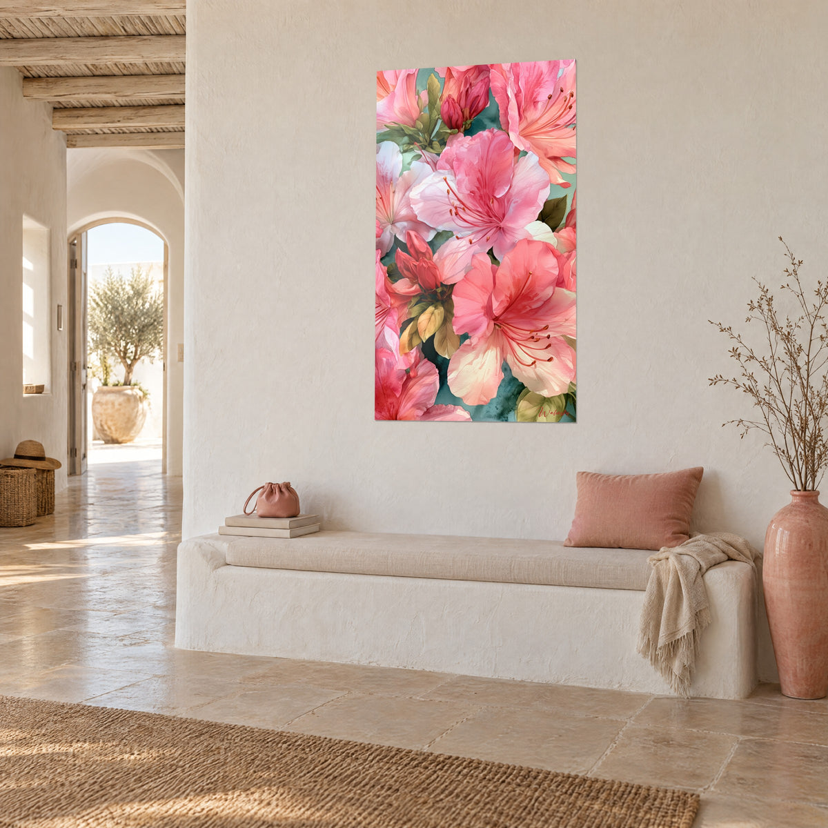 Cuadro de grandes corolas de azalea rosa salmón, follaje verde oliva sobre fondo verde azulado, banco blanco de estilo mediterráneo
