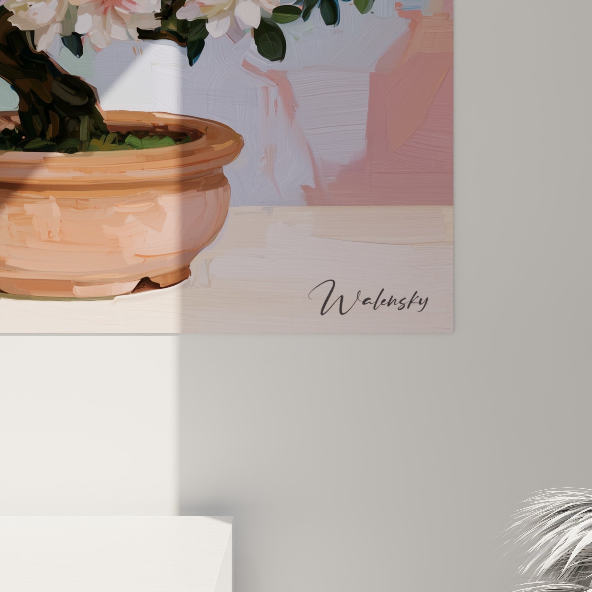Détail du tronc brun sinueux et des pétales blanc crème du bonsaï Azalée, texture picturale visible