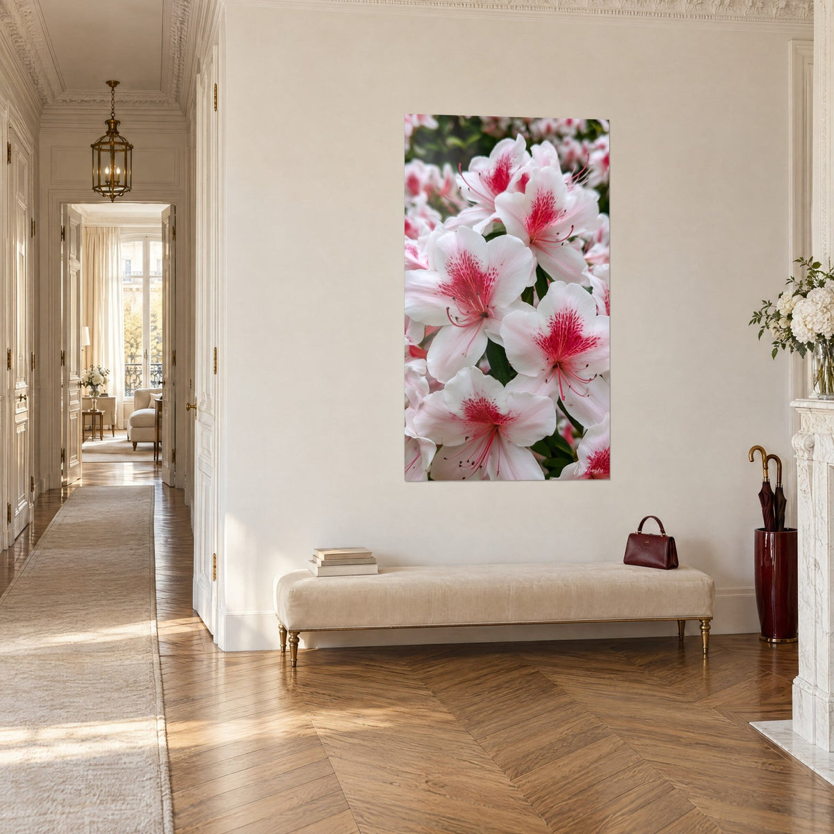 Tableau grosses fleurs ivoire aux étamines pourpres, cœur rose vif tacheté, sur un mur crème dans un couloir haussmannien