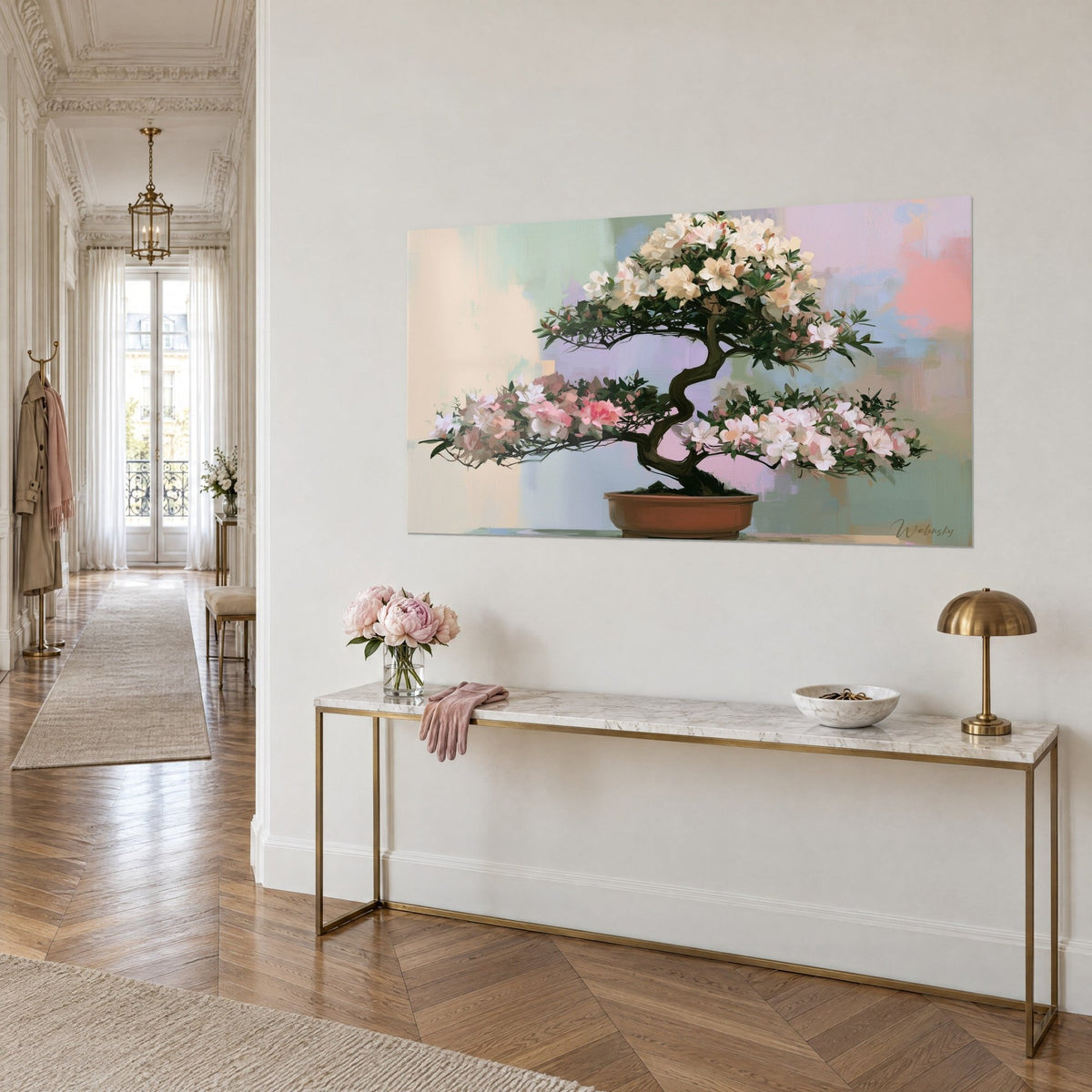 Tableau arbre nain au tronc sinueux, corolles ivoire et rose poudré sur fond lilas et sauge, console dorée, appartement haussmannien
