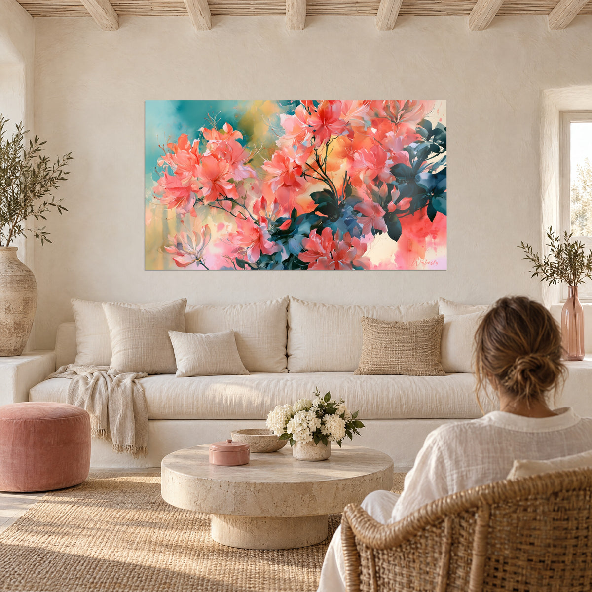 Tableau azalées corail en aquarelle, feuillage bleu pétrole et fond turquoise doré, au-dessus d'un canapé dans un salon lumineux