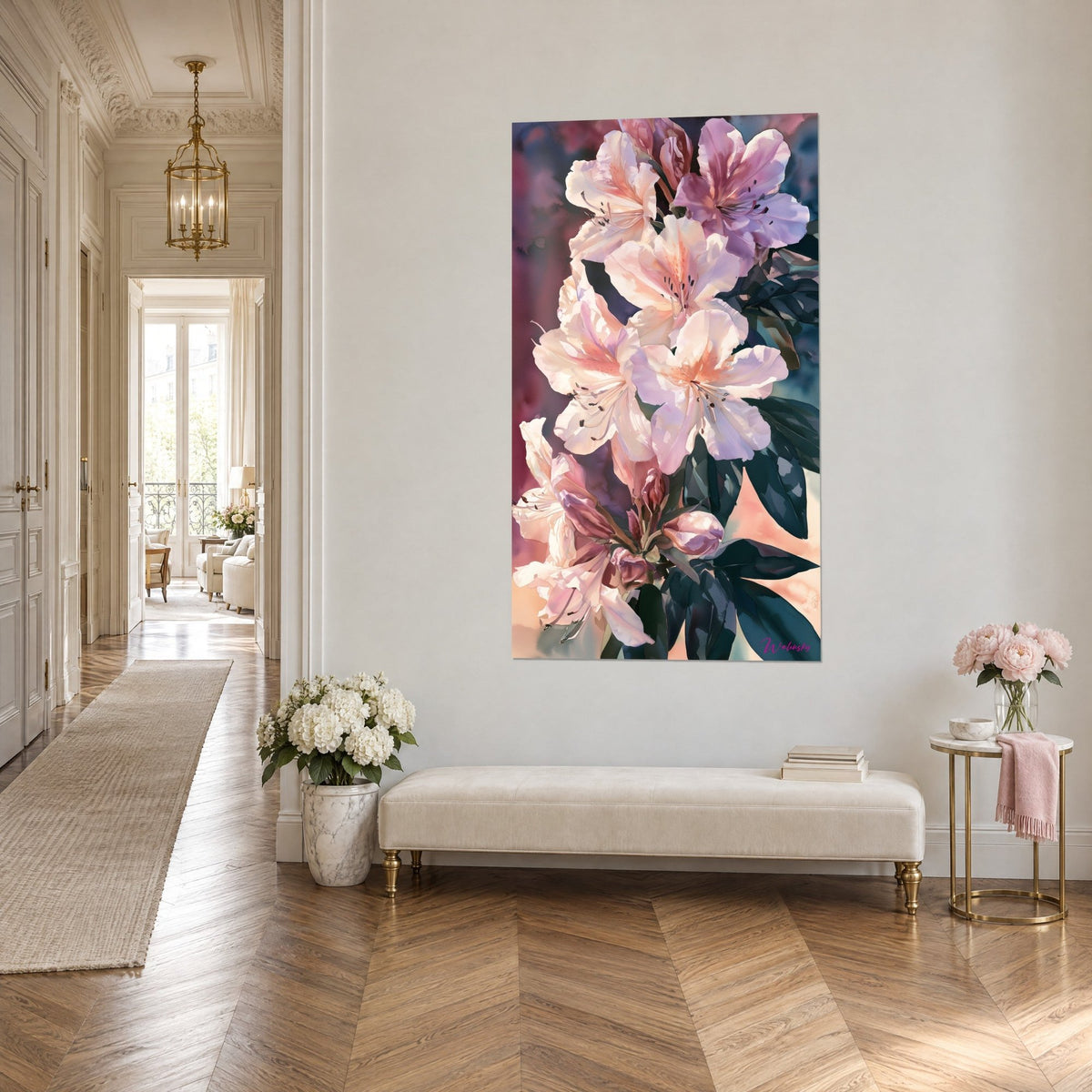 Quadro grappolo di rododendri rosa pallido e lilla su fondo bordeaux, foglie verde profondo, vista di tre quarti in un corridoio haussmanniano