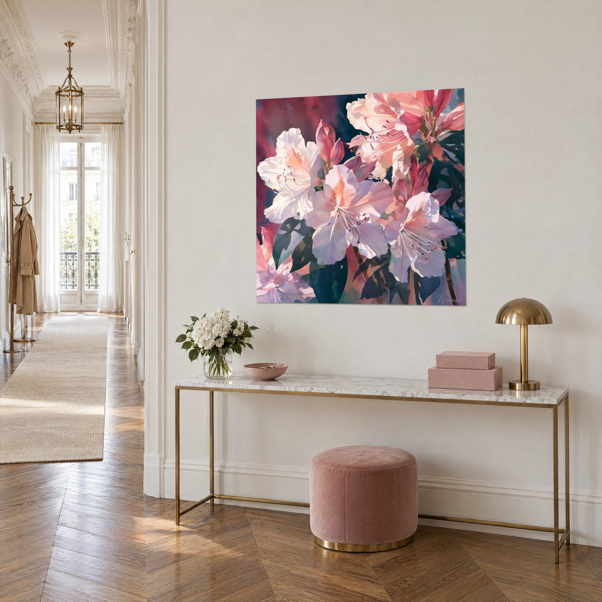 Tableau rhododendrons rose pâle aux boutons pourpres, pétales ivoire et feuillage vert profond, sur une console dorée en trois-quarts