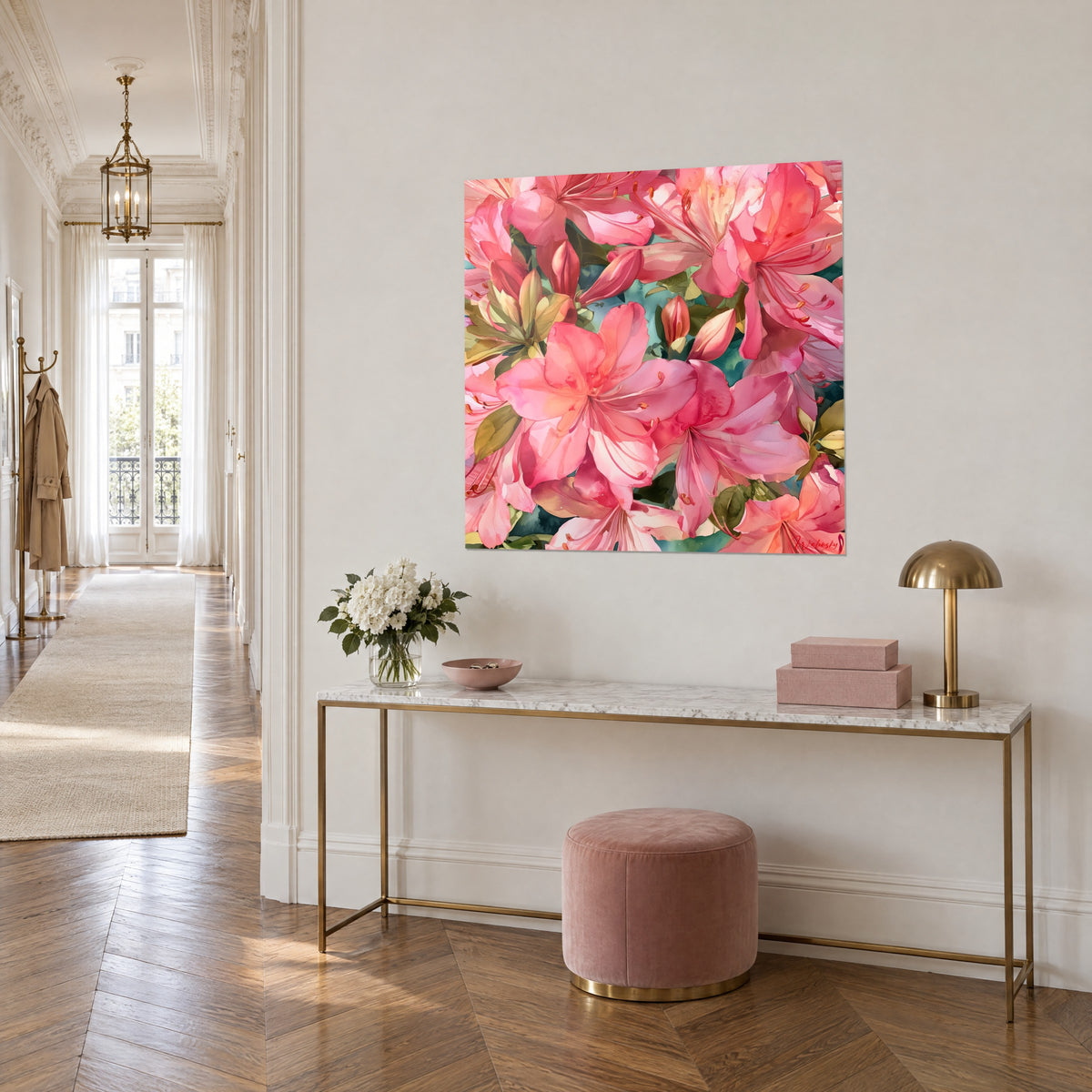 Tableau grappe d'azalées rose saumon aux étamines orangées sur fond turquoise, console dorée, vue de trois-quarts, couloir haussmannien