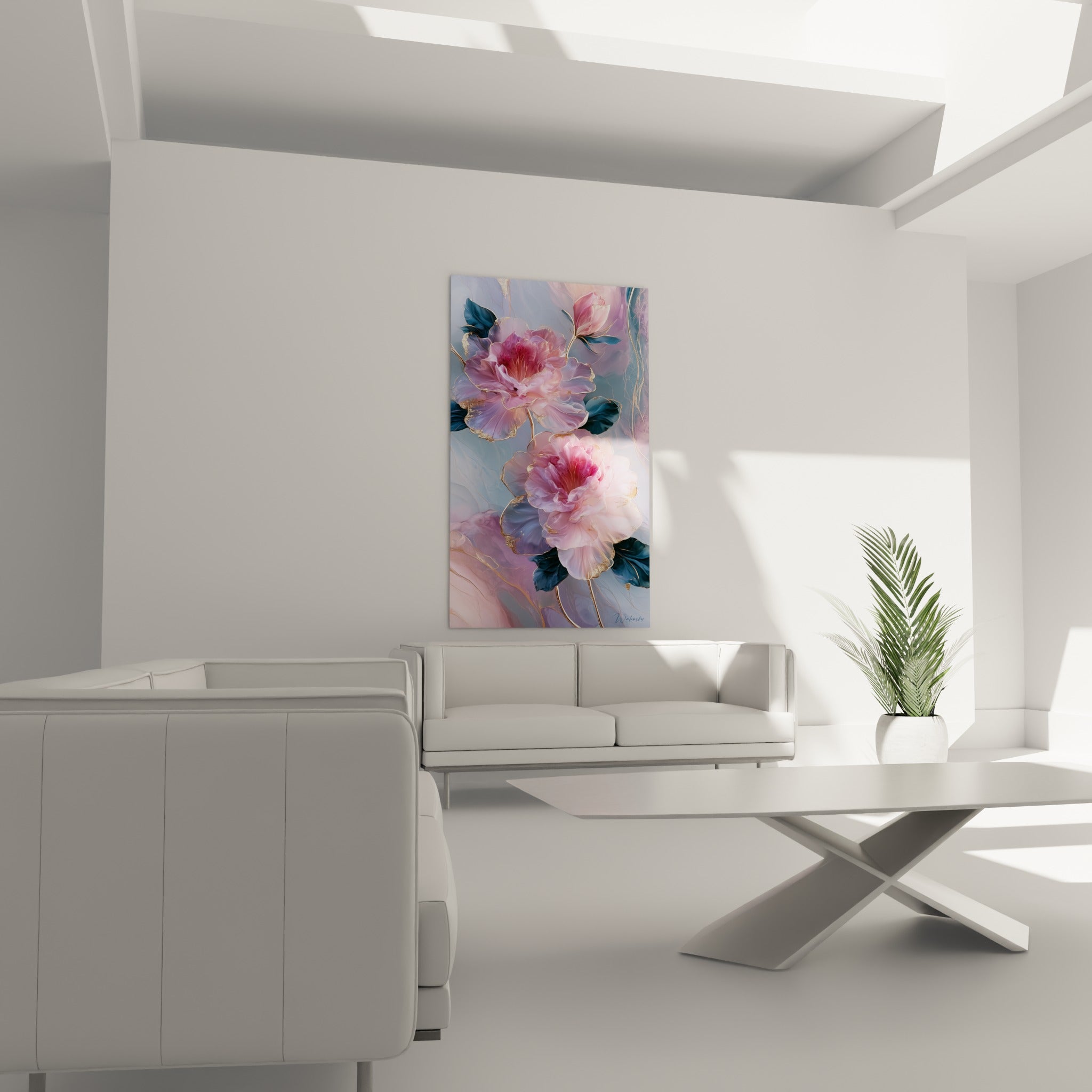 Fleurs d'azalée rose poudré et bleu pétrole au-dessus d'un canapé dans un salon lumineux