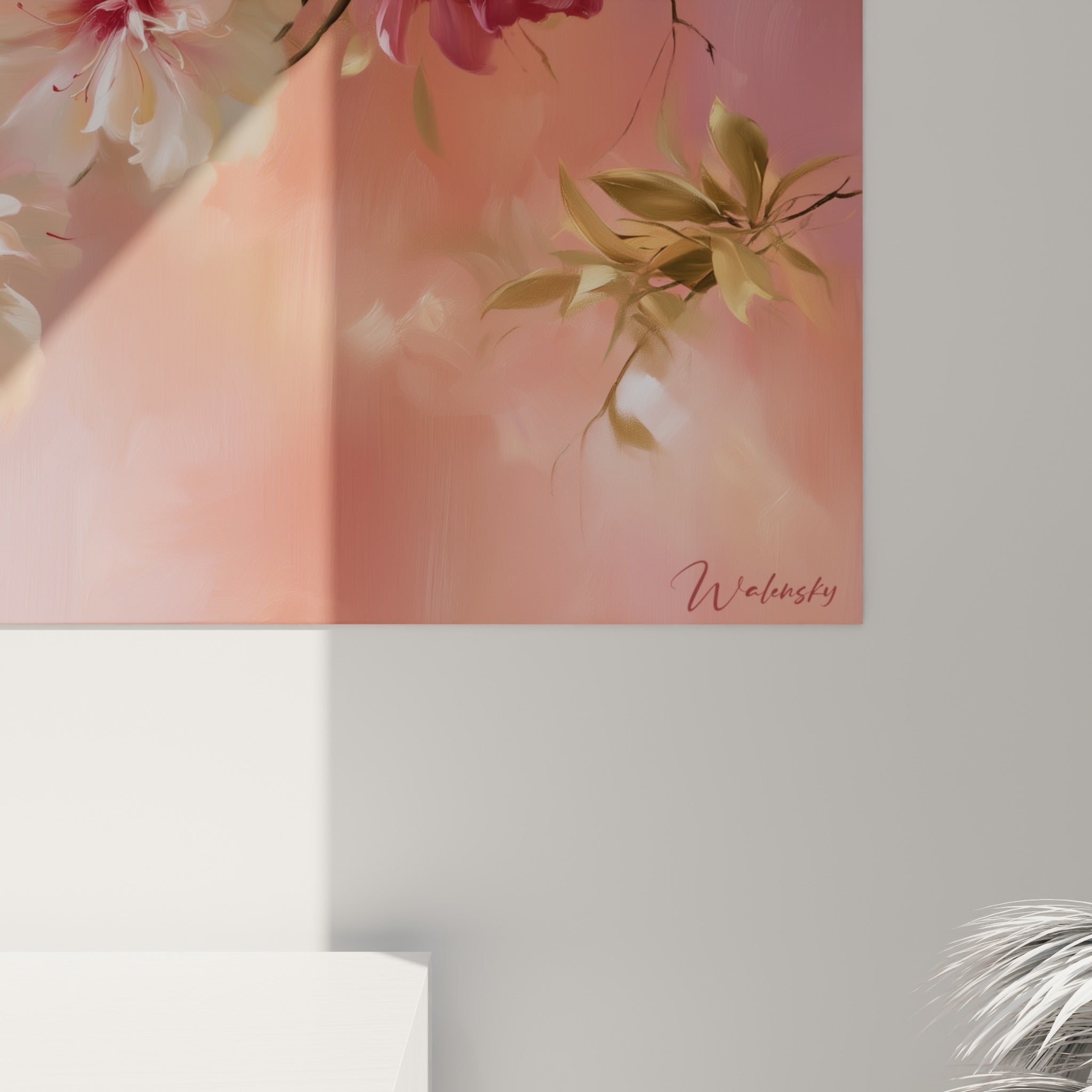 Pétales d'azalée blancs et roses vus de près, révélant les textures fluides et les nuances dorées de la peinture