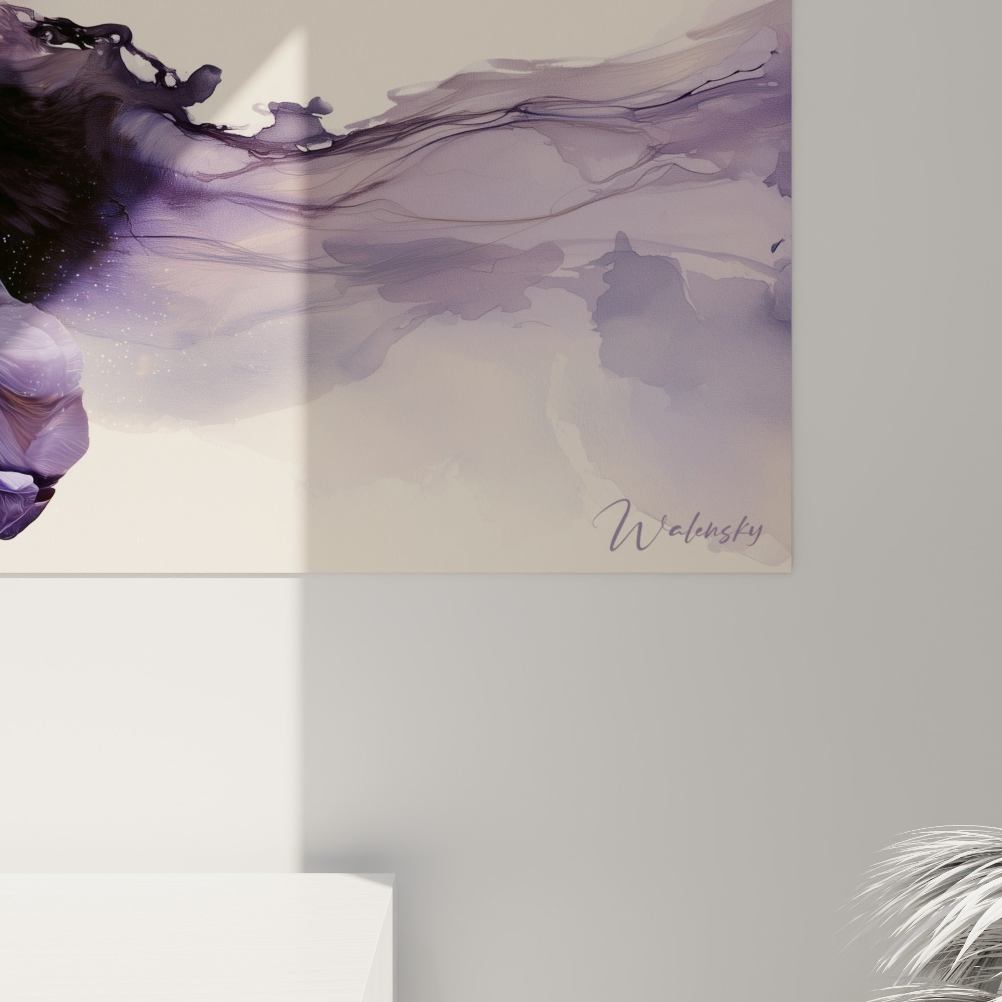 Grain fin révélant les nuances violettes, dorées et anthracite d'Azalée fondues dans une texture aquarelle.