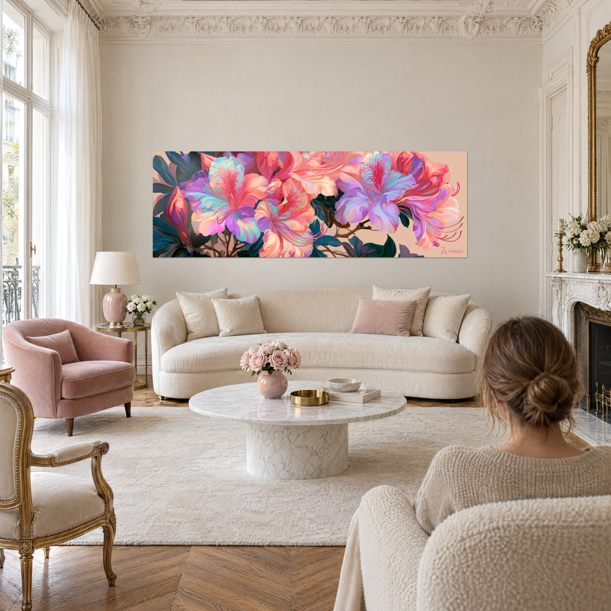 Tableau azalées corail et lilas aux pétales irisés sur fond pêche, feuillage bleu nuit, au-dessus d'un canapé dans un salon lumineux