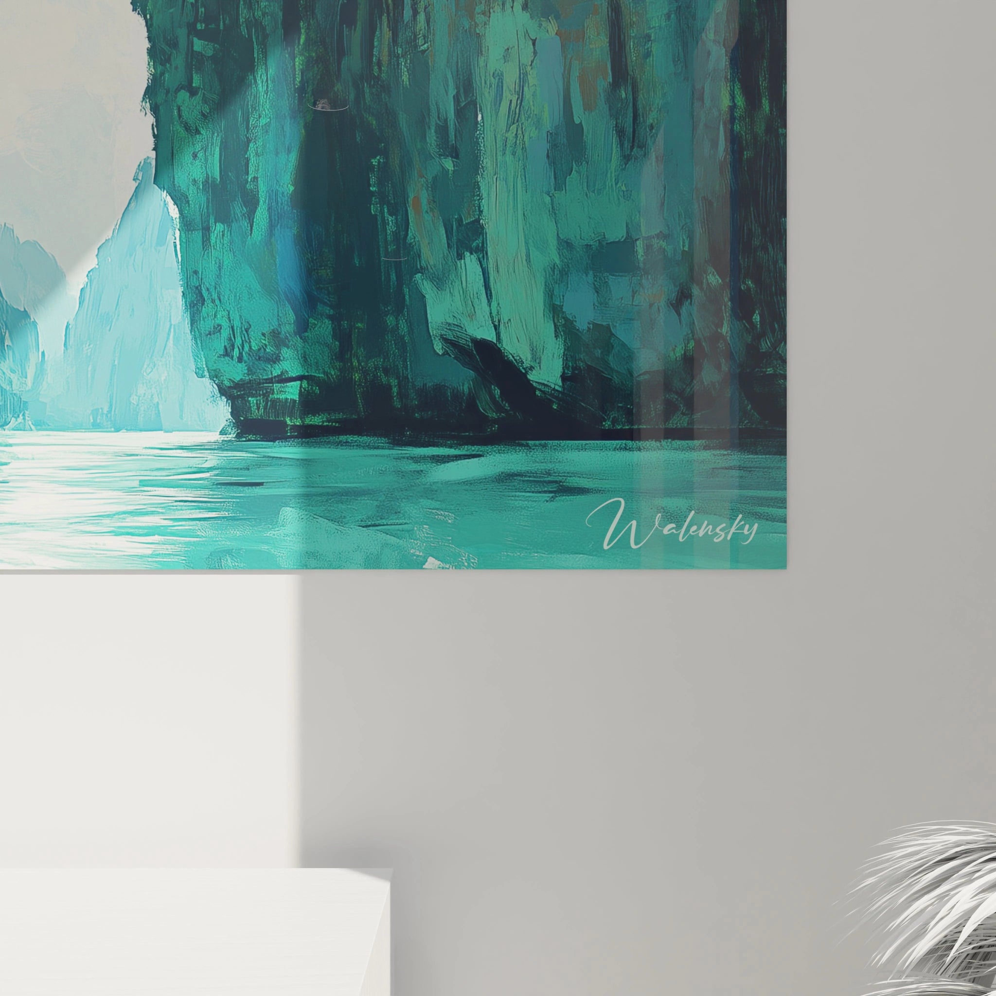 Un tableau paysage tropical illustrant un passage maritime entre d'imposantes falaises karstiques, peint dans une palette de bleus et verts profonds, avec une technique qui met en valeur les contrastes entre roche texturée et eau lisse.
