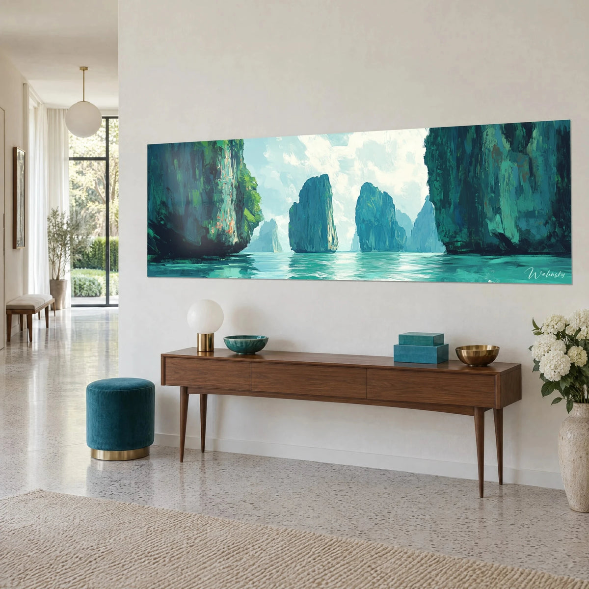 Tableau karsts émeraude dressés sur une eau turquoise, ciel blanc nuageux, sur une console en bois, vue de trois-quarts dans l'entrée
