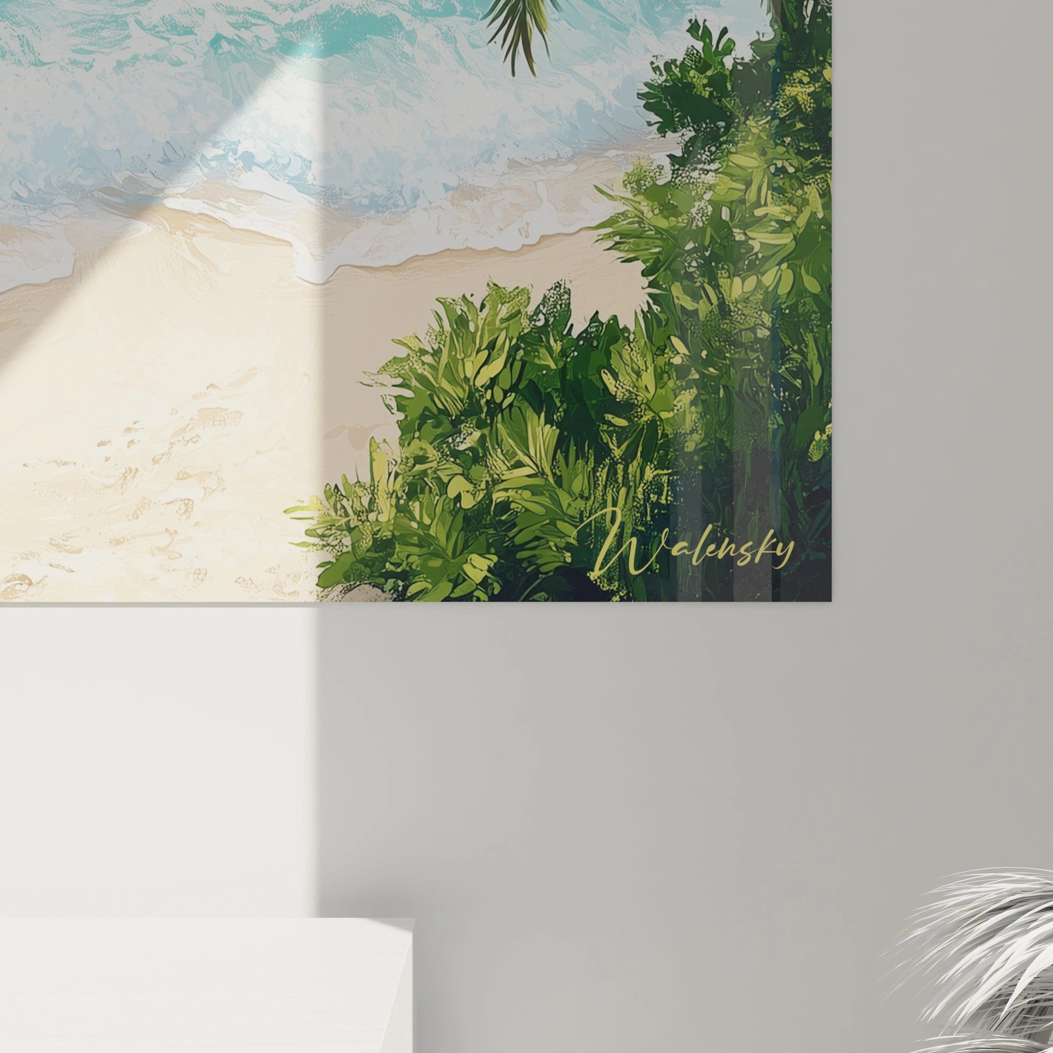 Tableau plage lagon avec mer turquoise profonde, mouvement des vagues capturé en blanc nacré, sable clair texturé et palmiers verts formant une composition équilibrée et dynamique.
