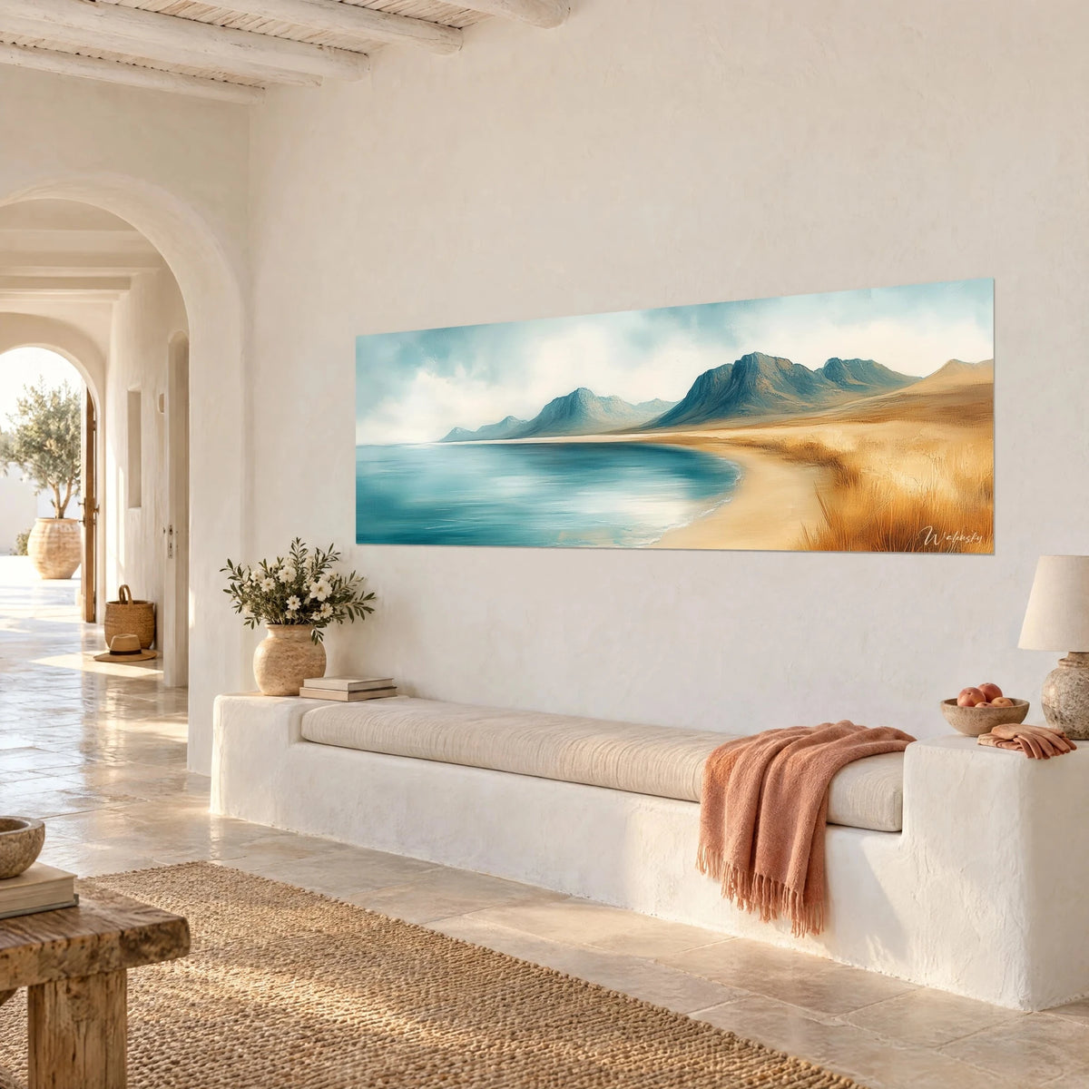 Tableau panoramique d'une anse d'eau azur, dunes ocre et herbes fauves en trois-quarts sur un mur blanc de maison méditerranéenne