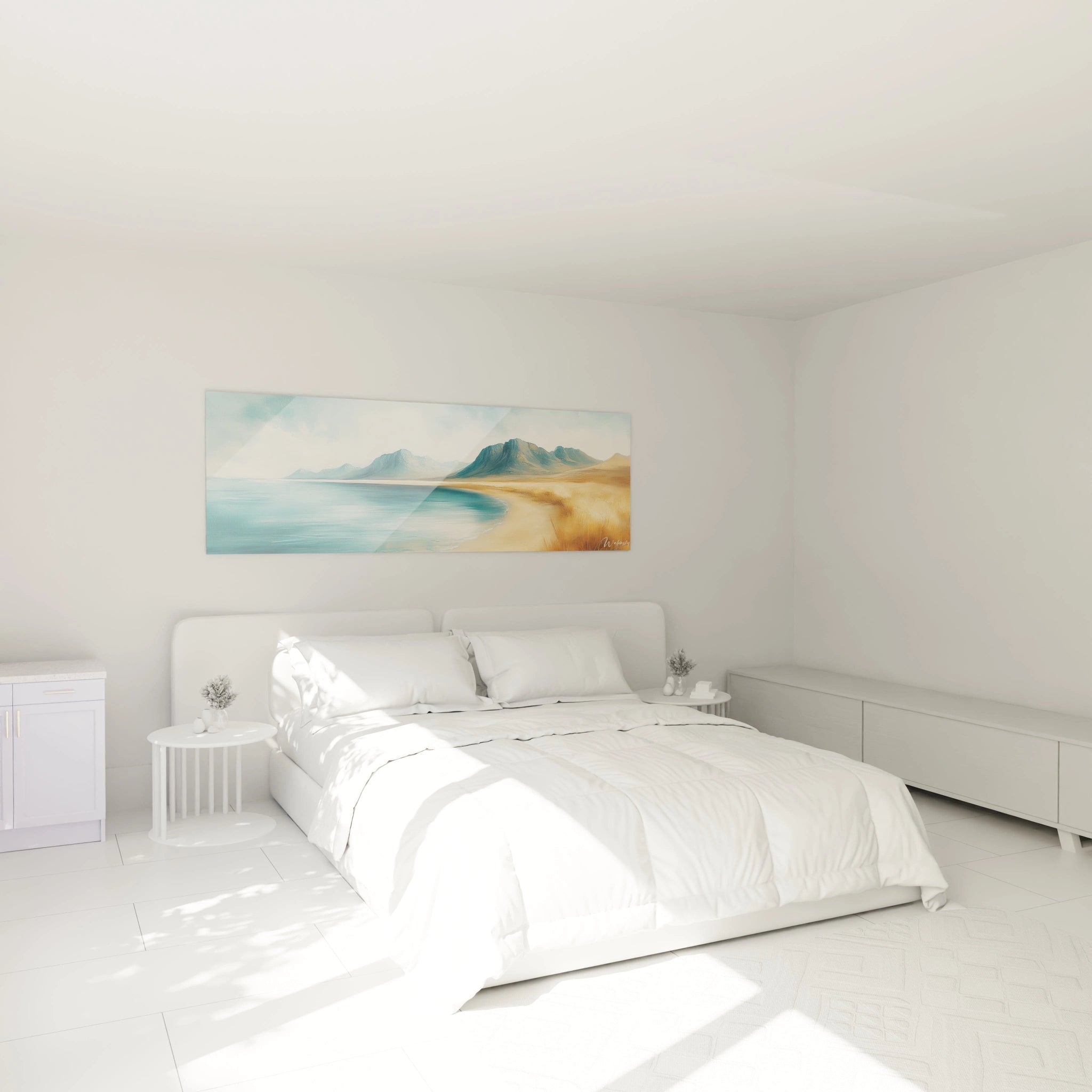 Un tableau plage minimaliste montrant l'harmonie entre une étendue de sable beige doré, une mer turquoise calme et des montagnes bleu-gris majestueuses. Les transitions subtiles entre les éléments et les coups de pinceau doux créent une composition équilibrée.
