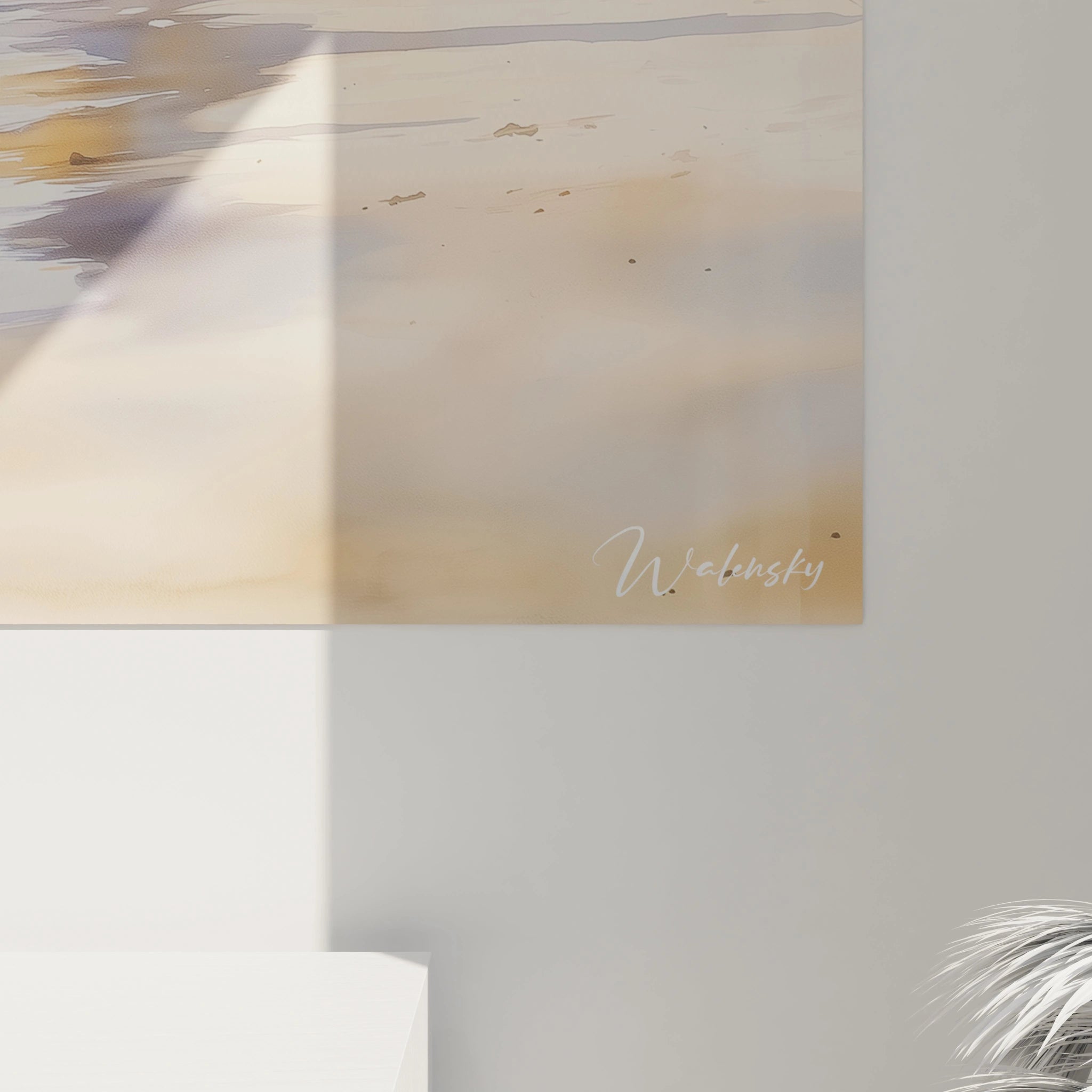 Un tableau plage capturant une côte escarpée aux couleurs chaudes où des falaises dorées dominent une mer bleue cristalline parsemée de rochers sombres et bordée de sable beige clair.
