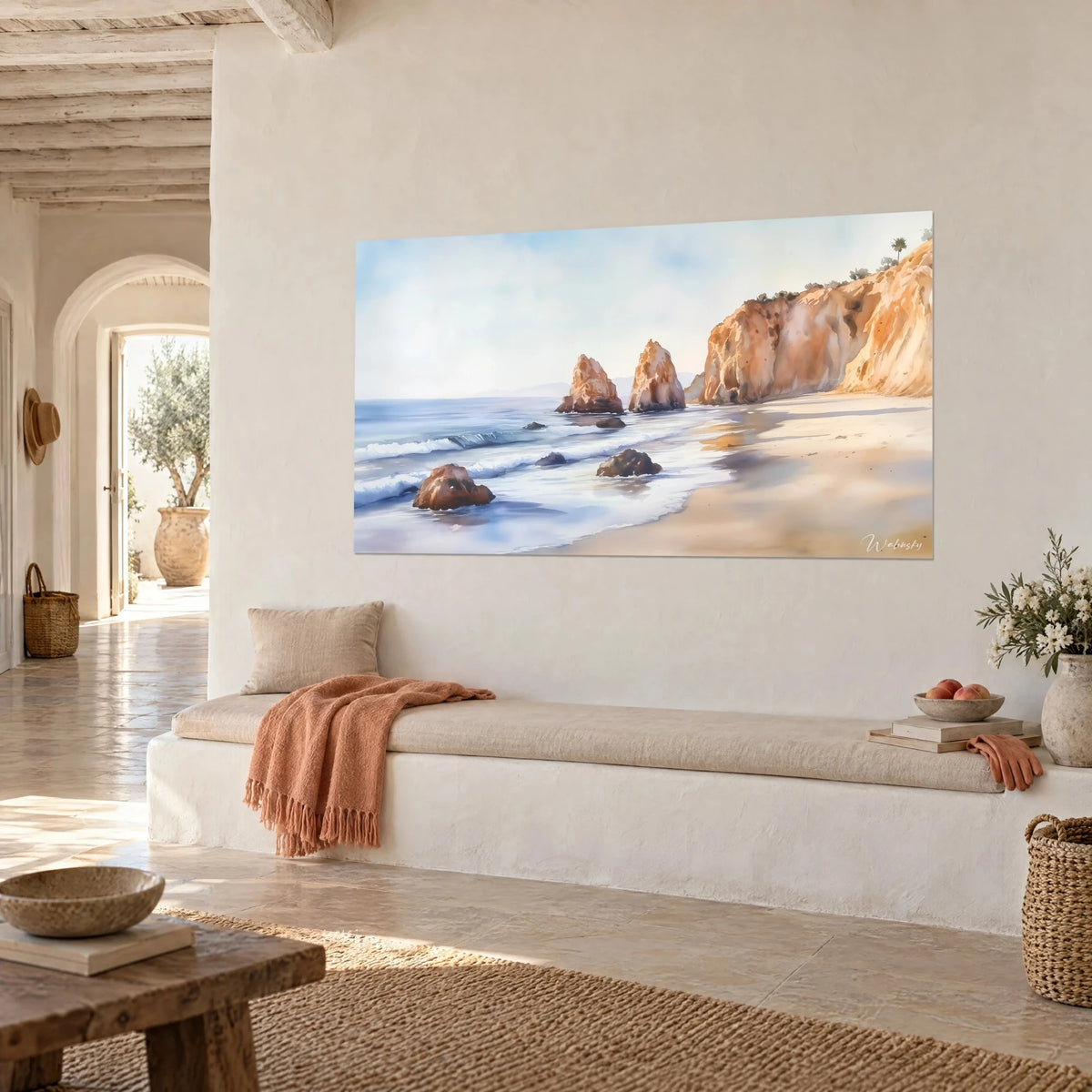 Aquarell eines wilden Strandes mit zwei rostroten Felsnadeln und goldenem Sand, über einer weißen Bank in einem mediterranen Haus