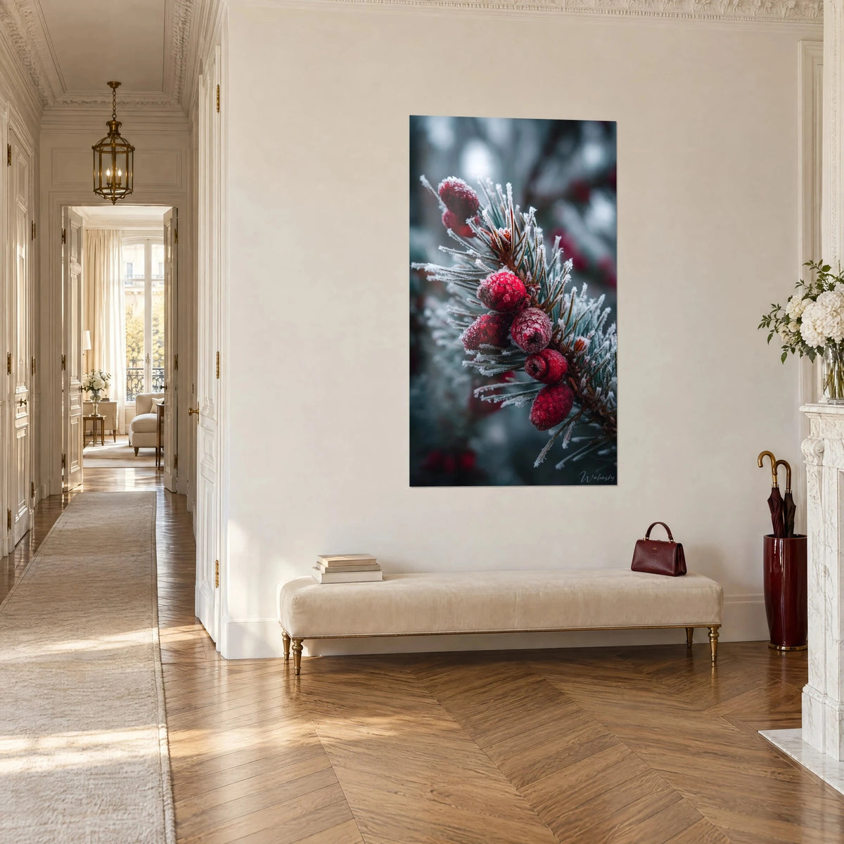 Quadro di un rametto di conifera coperto di cristalli di brina, rosso profondo e grigio azzurro, in fondo a un corridoio in stile haussmanniano
