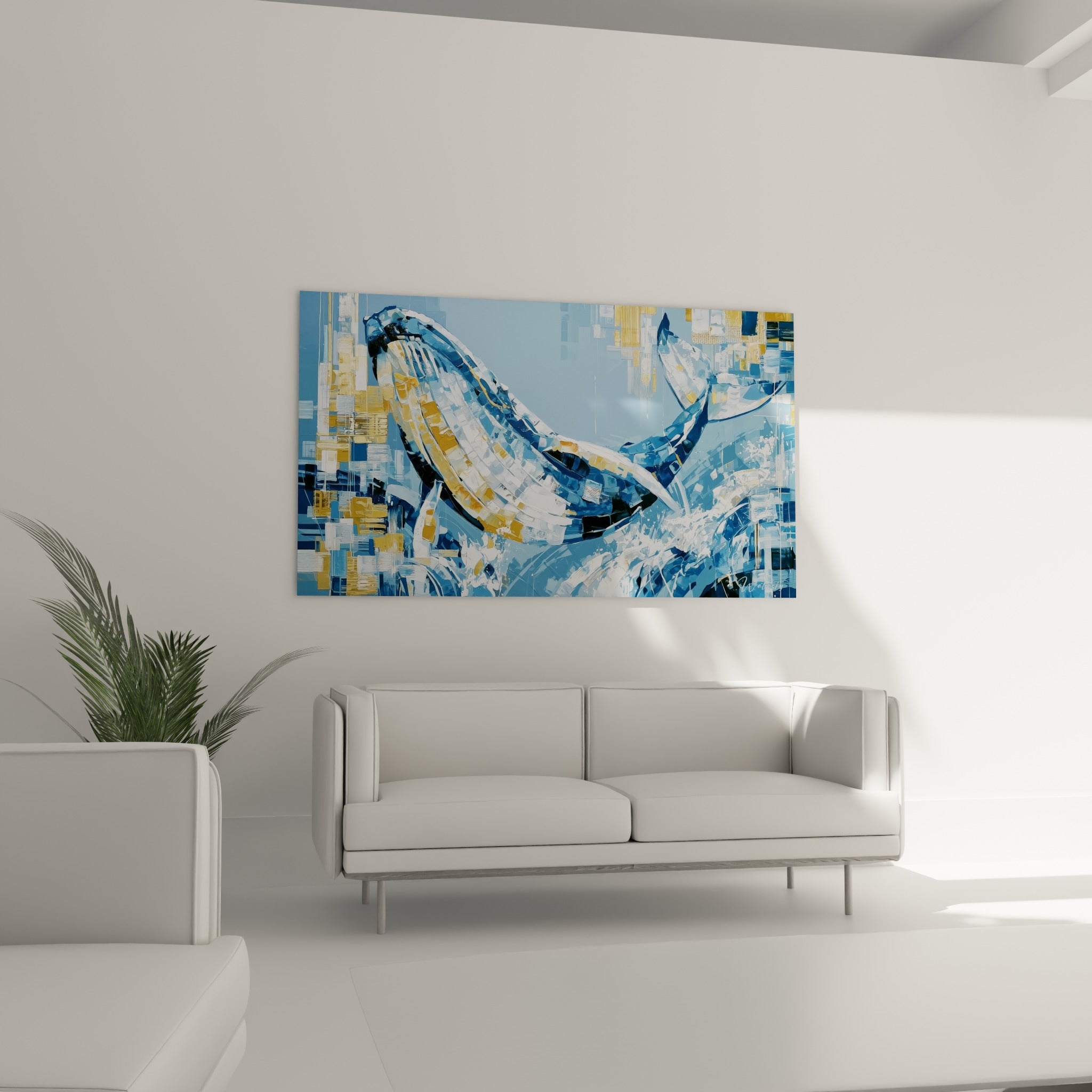 Silhouette marine mosaïquée bleu profond et or, disposée au-dessus d'un canapé dans un salon lumineux