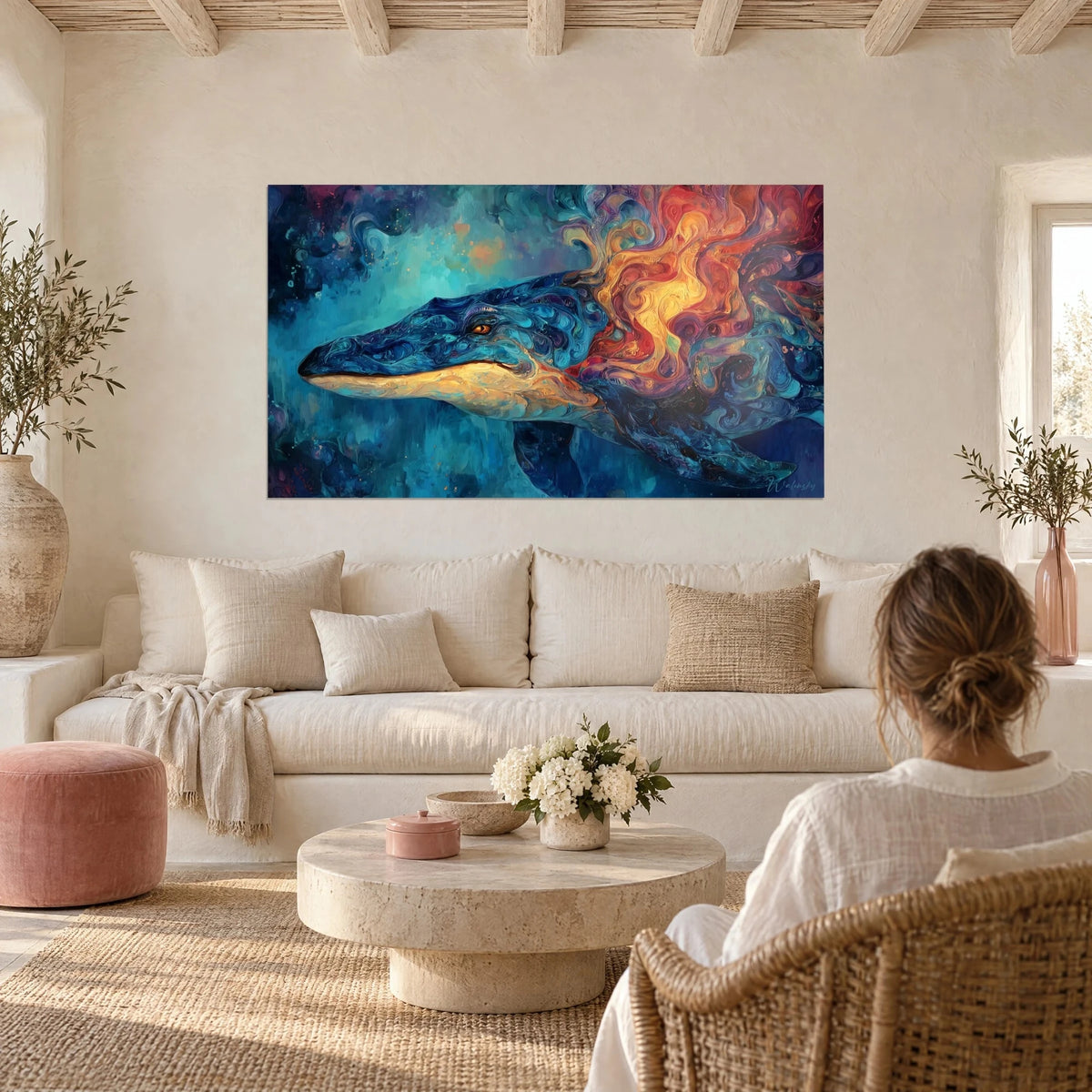 Tableau cétacé bleu nuit aux volutes rouge et or, accroché au-dessus d'un canapé dans un salon lumineux