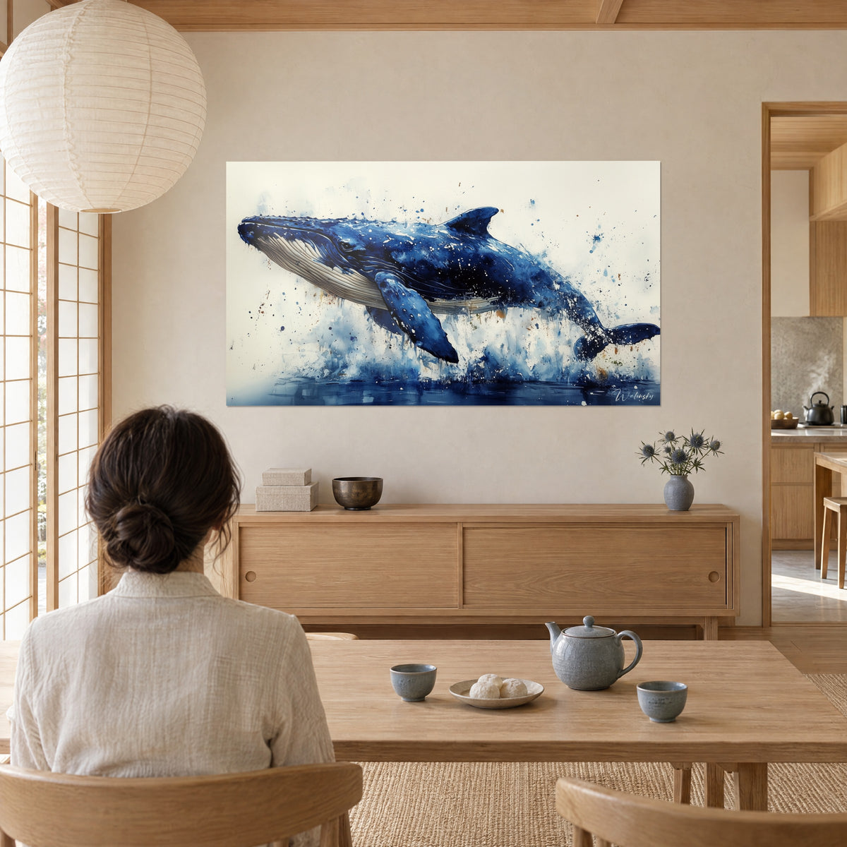 Cuadro de una criatura marina gigante pintada en acuarela, azul ultramar y blanco roto, mujer de espaldas sentada en una mesa de té, salón japandi