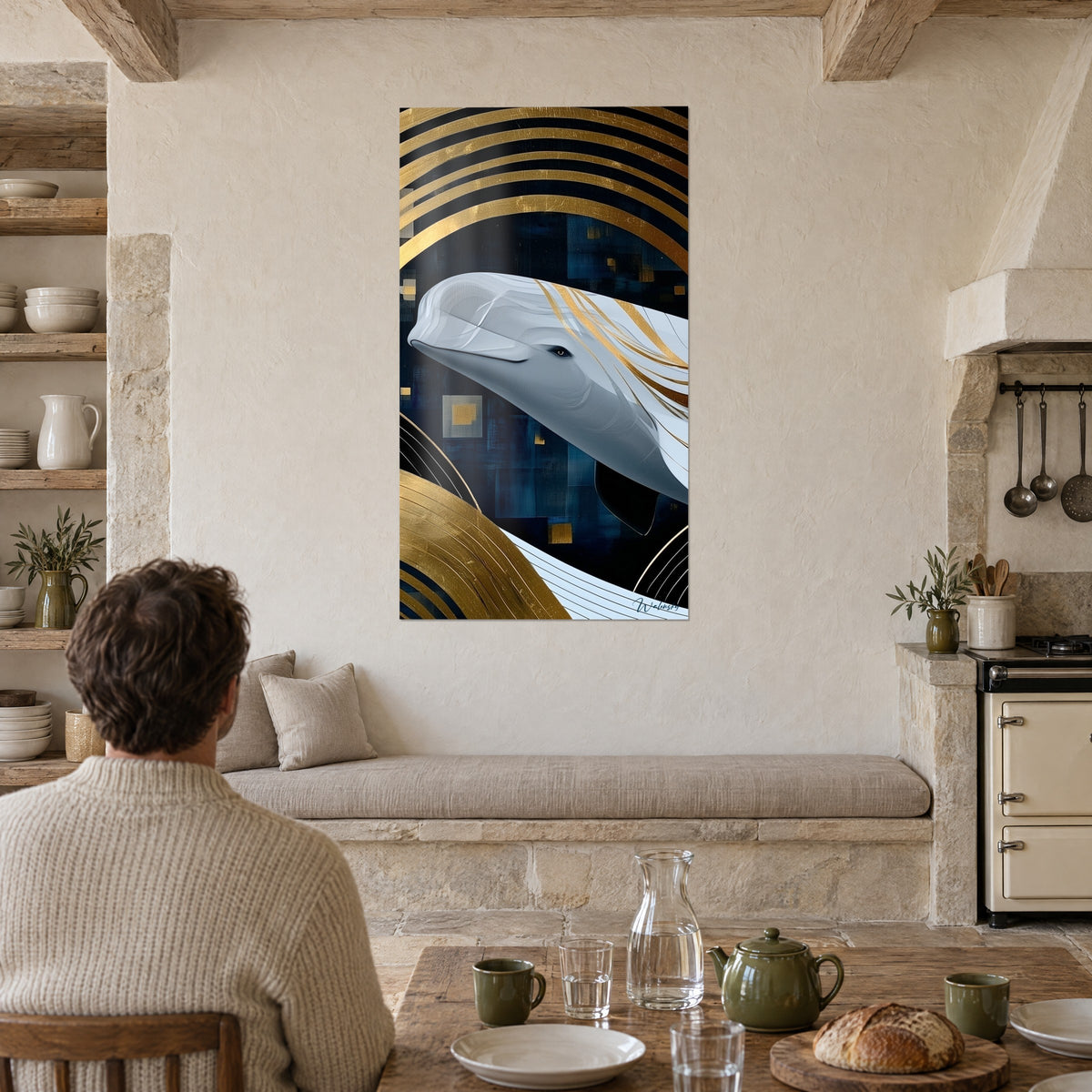 Tableau grand béluga ivoire, lignes dorées et mosaïque bleu nuit, face à une table de cuisine en bois