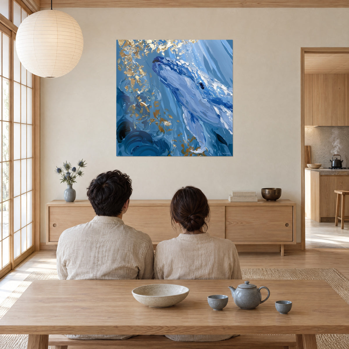 Quadro di ascesa oceanica di una balena azzurra cerchiata da riflessi dorati, di fronte a due persone di spalle davanti a un basso tavolino in legno