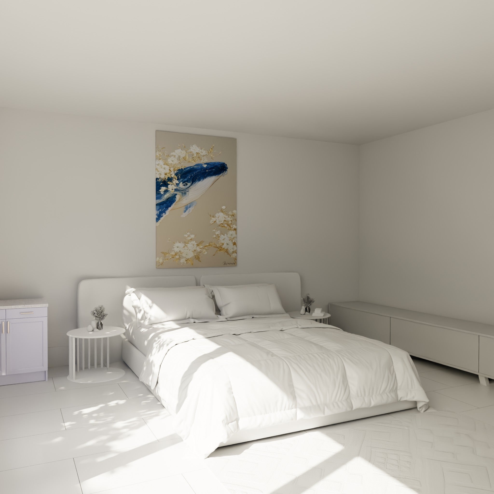 Cétacé bleu marine et doré peint avec fleurs blanches, accroché au-dessus d'un lit dans une chambre claire