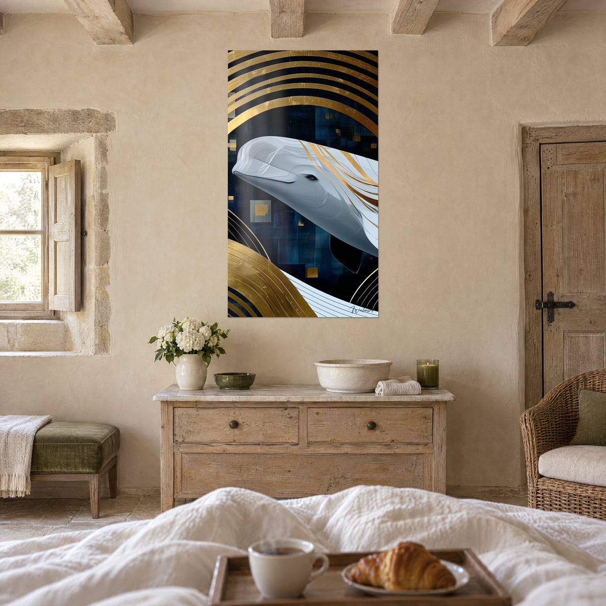 Tableau mammifère marin gris perle, arcs d'or sur fond indigo, au-dessus d'un lit dans une chambre claire