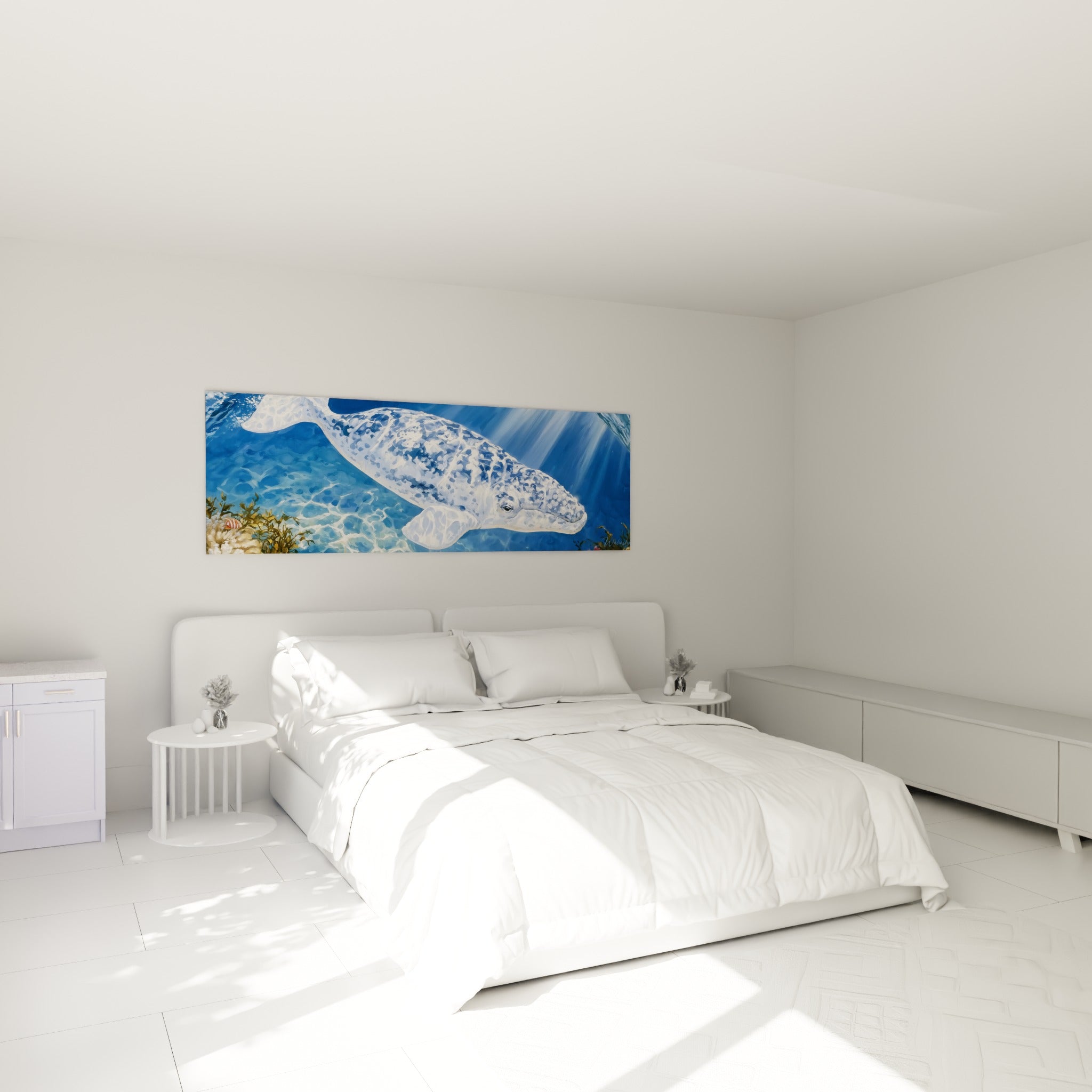 Cétacé marbré bleu et blanc glissant près d'un récif corallien, au-dessus d'un lit dans une chambre claire