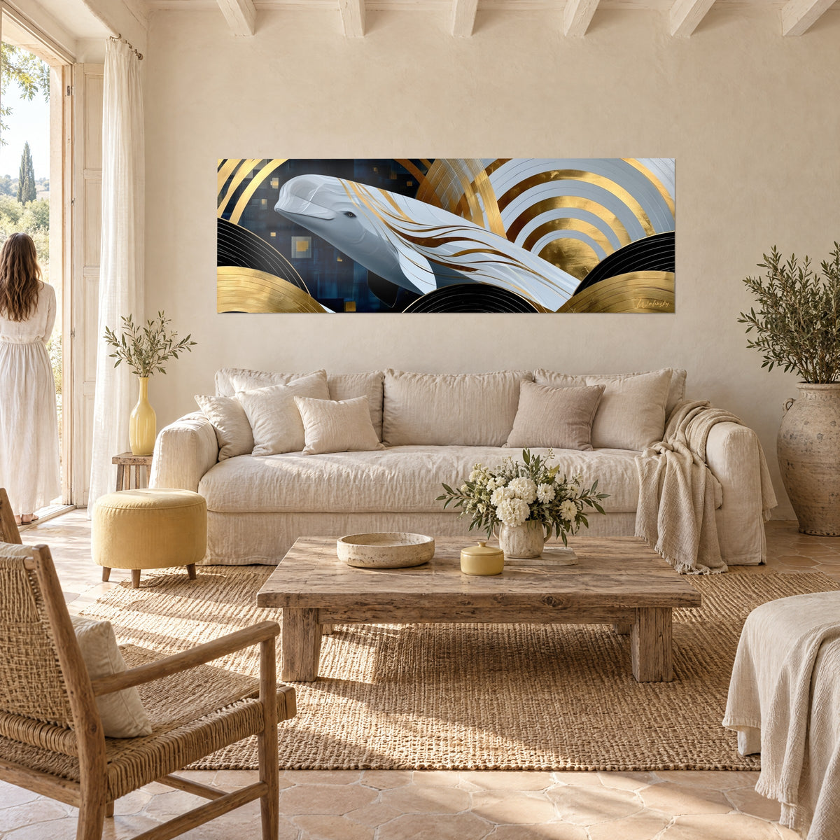 Tableau béluga ivoire aux volutes dorées sur arcs noirs et or, mur crème, au-dessus d'un canapé dans un salon lumineux