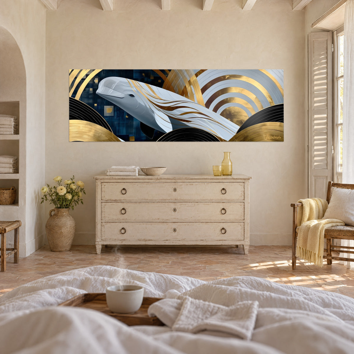 Tableau mammifère marin gris perle et ruban d'or, arcs concentriques bleu marine, au-dessus d'un lit dans une chambre claire