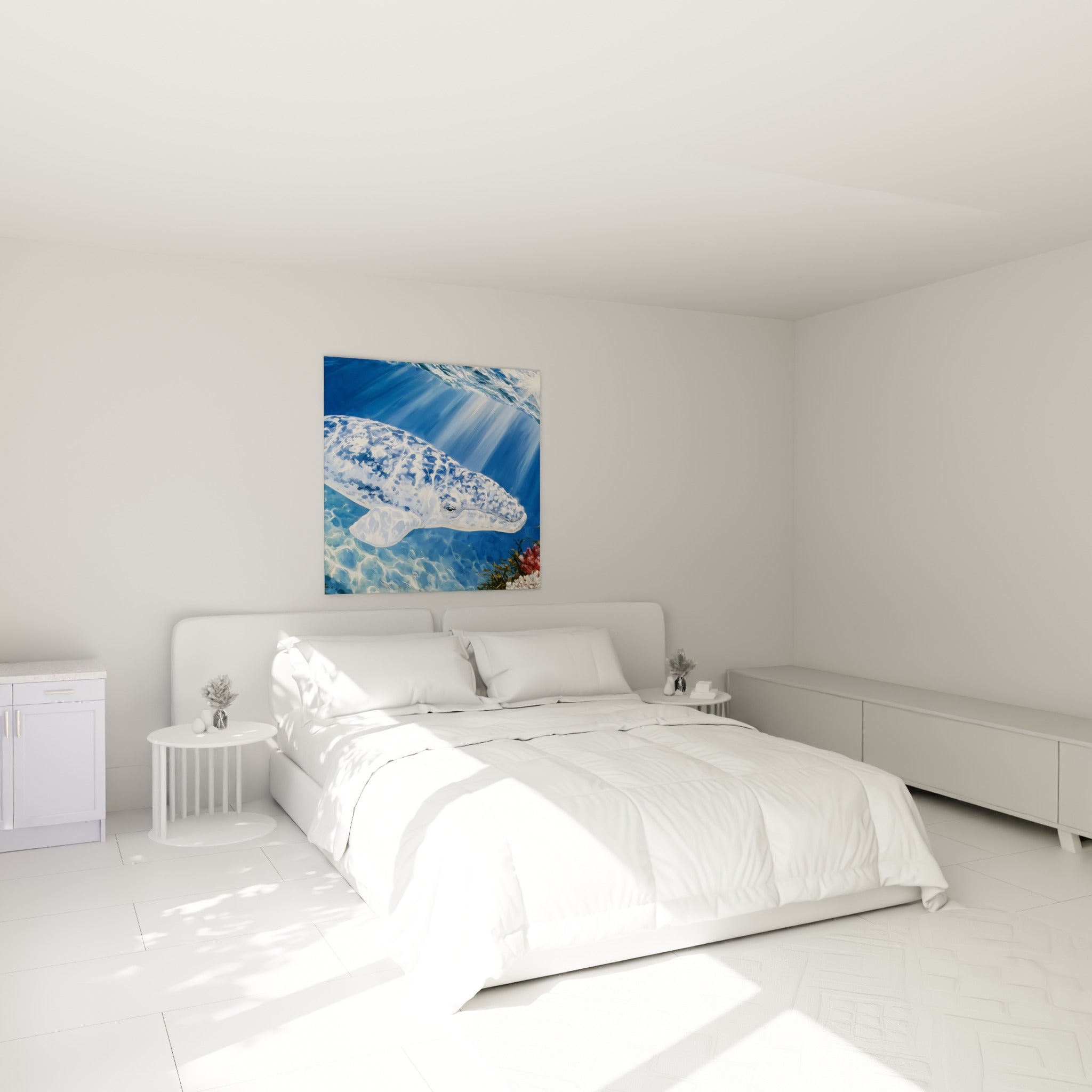 Corps tacheté blanc et bleu profond de la baleine, au-dessus d'un lit dans une chambre claire