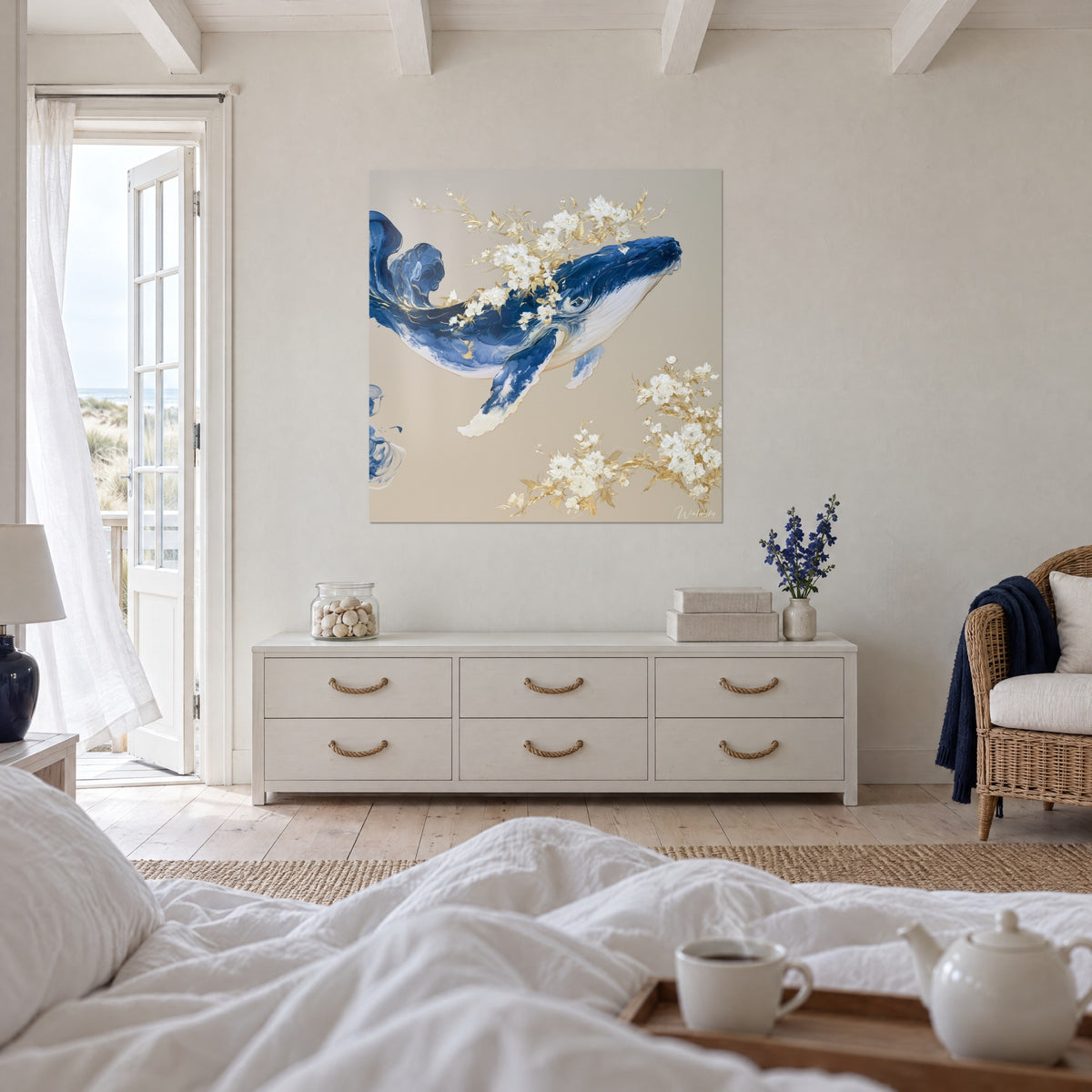 Gemälde eines Buckelwals im Meer, umgeben von weißen und goldenen Kirschblüten vor sandfarbenem Hintergrund, über einem Bett in einem hellen Schlafzimmer