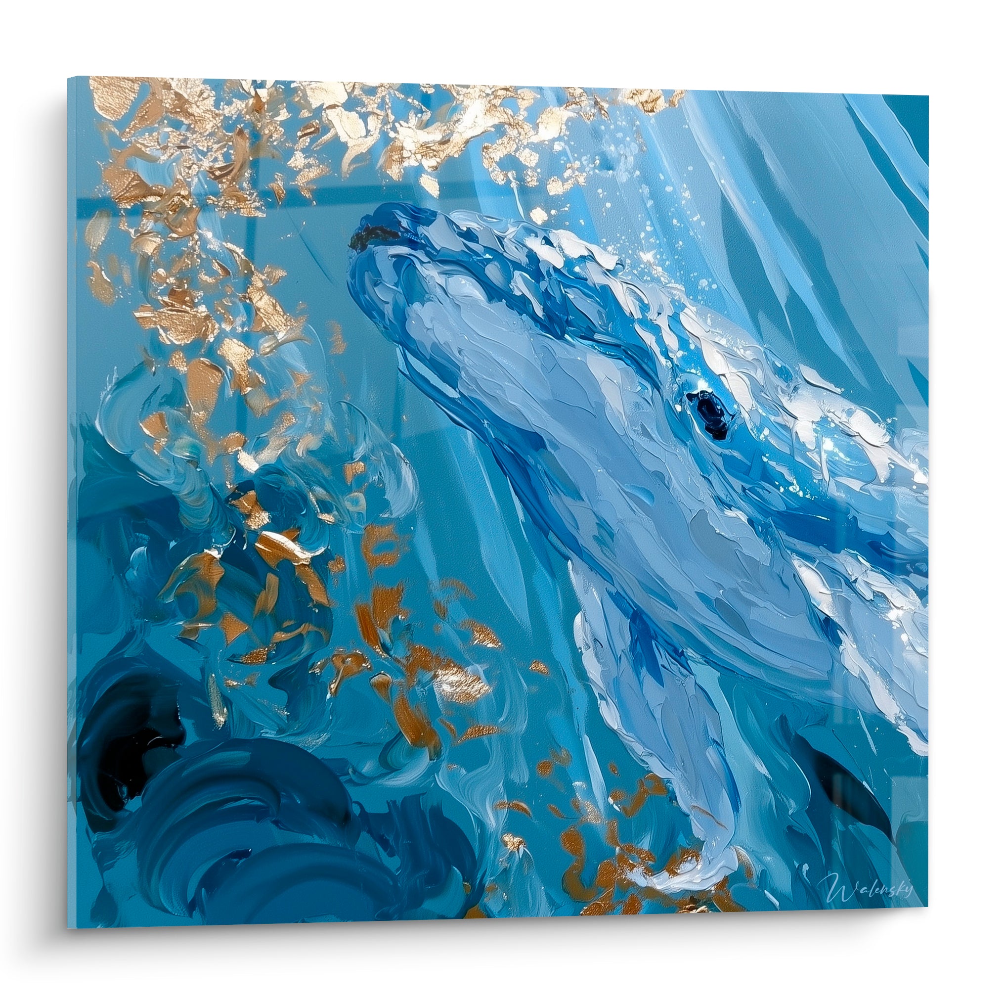 Baleine bleu marine et blanche remontant vers des éclats dorés, texture peinte au couteau