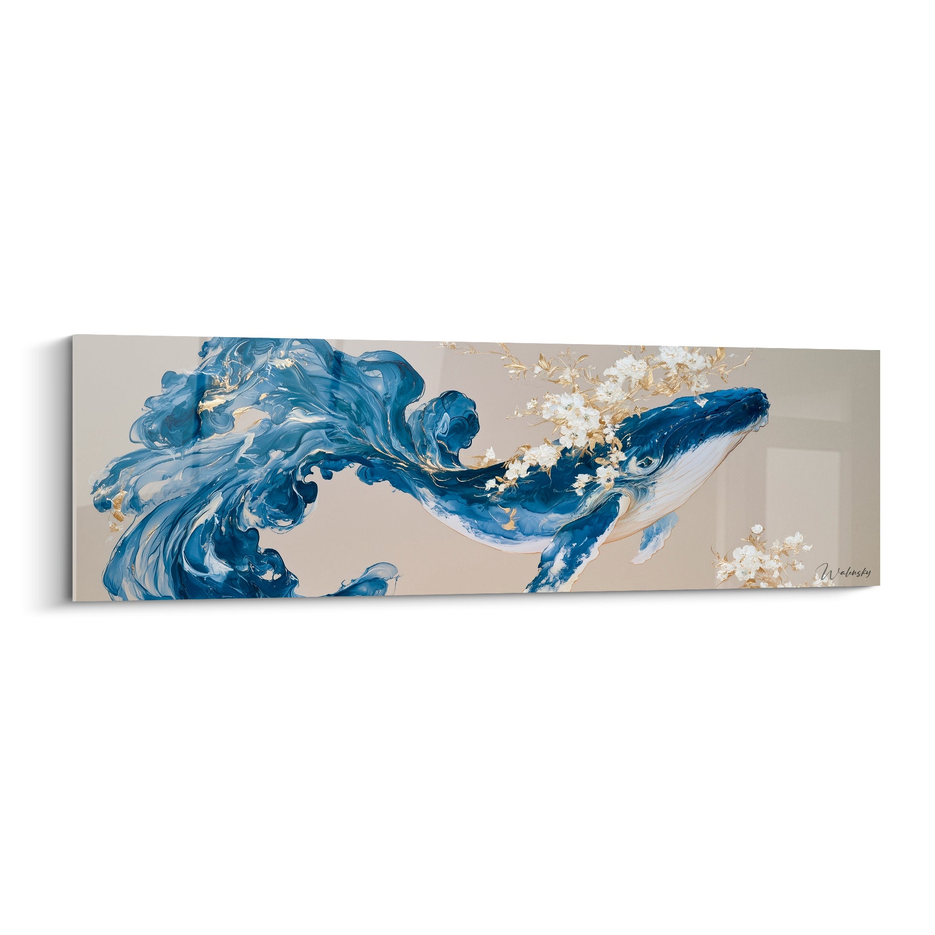 Baleine bleu marine et blanche entourée de fleurs dorées sur fond beige sable clair