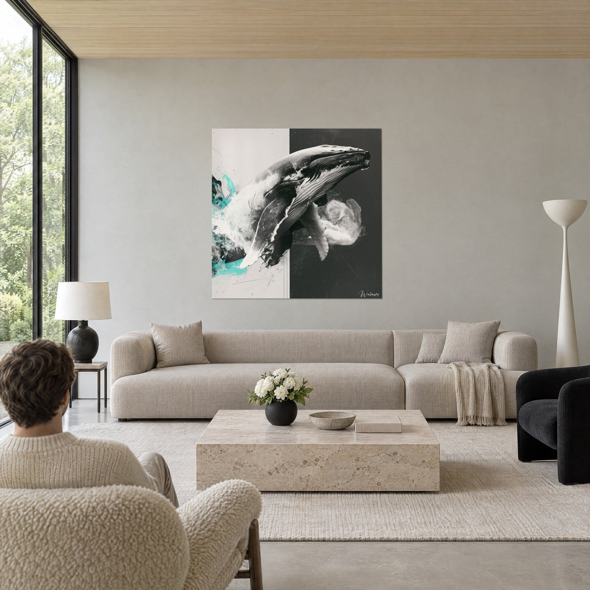 Tableau baleine à bosse jaillissant, noir et blanc aux éclaboussures turquoise, au-dessus d'un canapé dans un salon lumineux