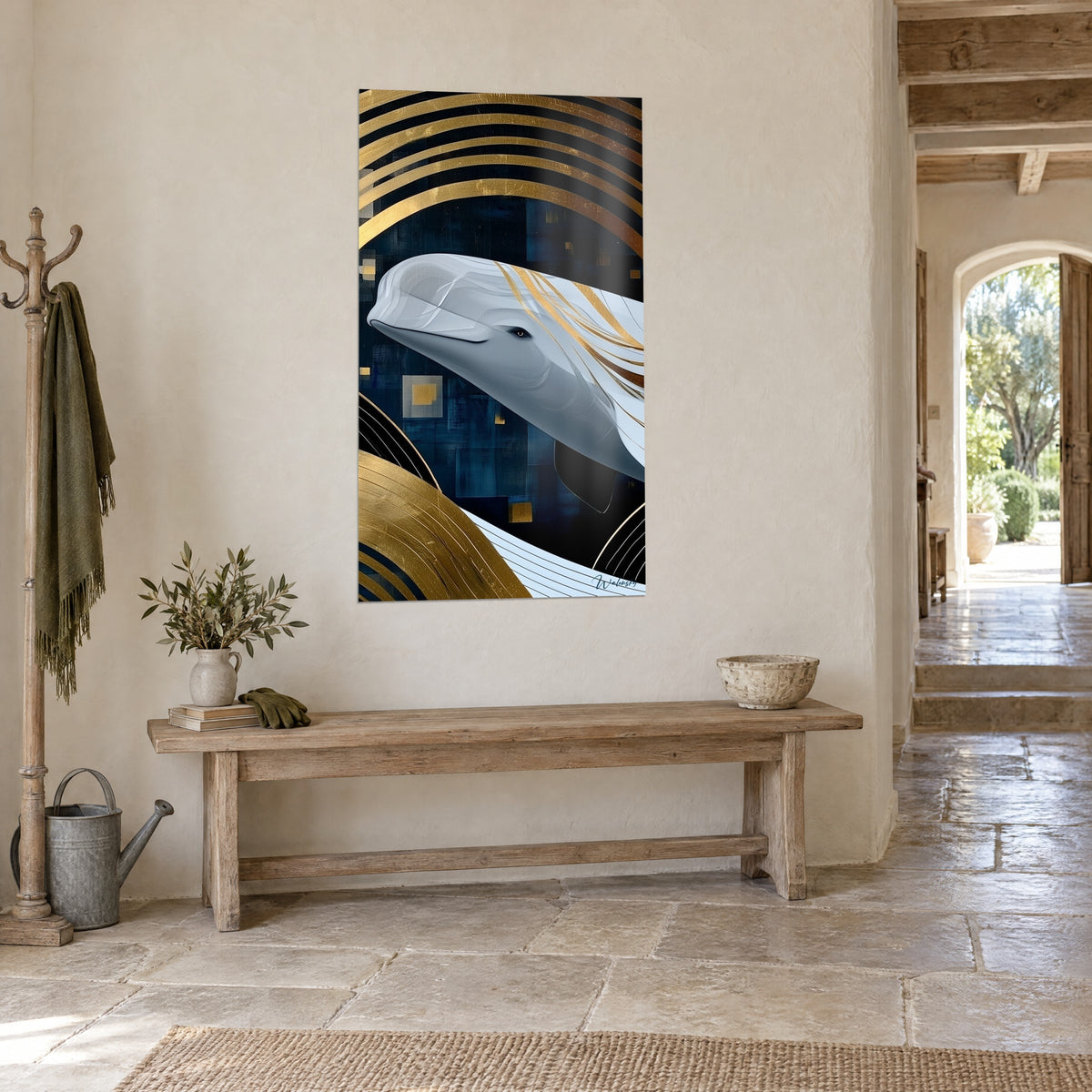 Tableau cétacé blanc cerné d'arcs dorés et de carrés bleu marine, accroché près d'un banc de pierre claire