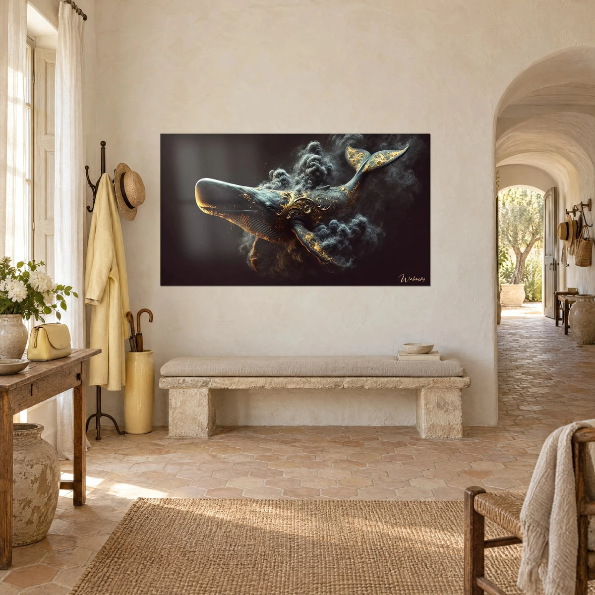 Quadro balena nella nebbia con ornamenti d'oro, pinna caudale sollevata, sfondo marrone scuro, parete bianca e panca in pietra del mas