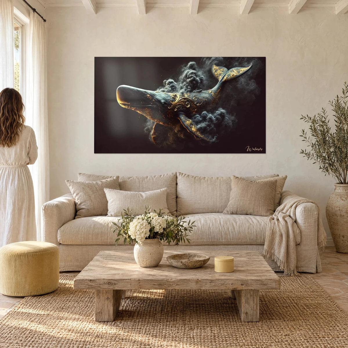 Quadro capodoglio scolpito con arabeschi dorati, blu ardesia, circondato da fumo grigio, sopra un divano in un soggiorno luminoso
