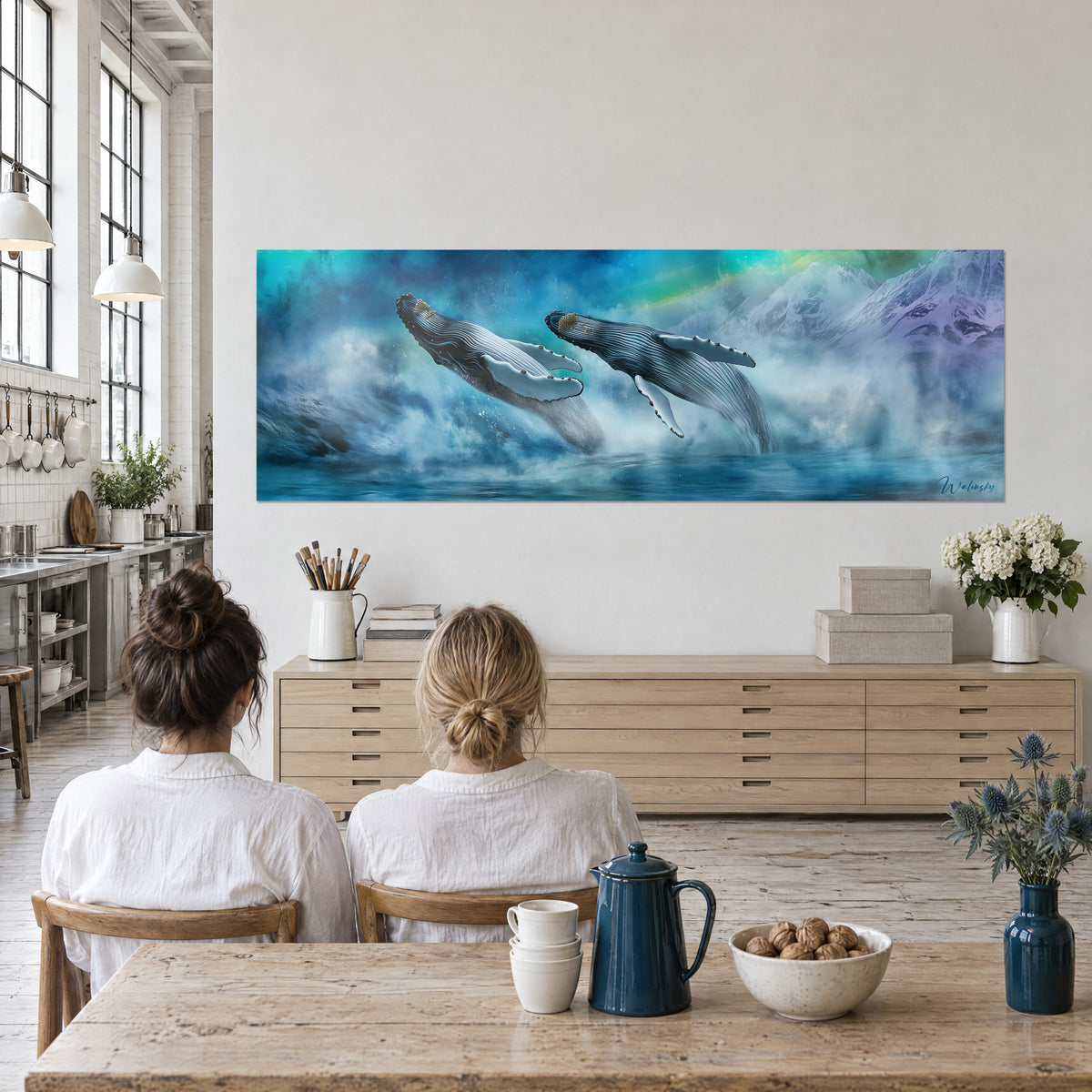 Cuadro de una pareja de rorcuales emergiendo de un mar azur y espuma blanca, dos personas de espaldas, loft de artista luminoso