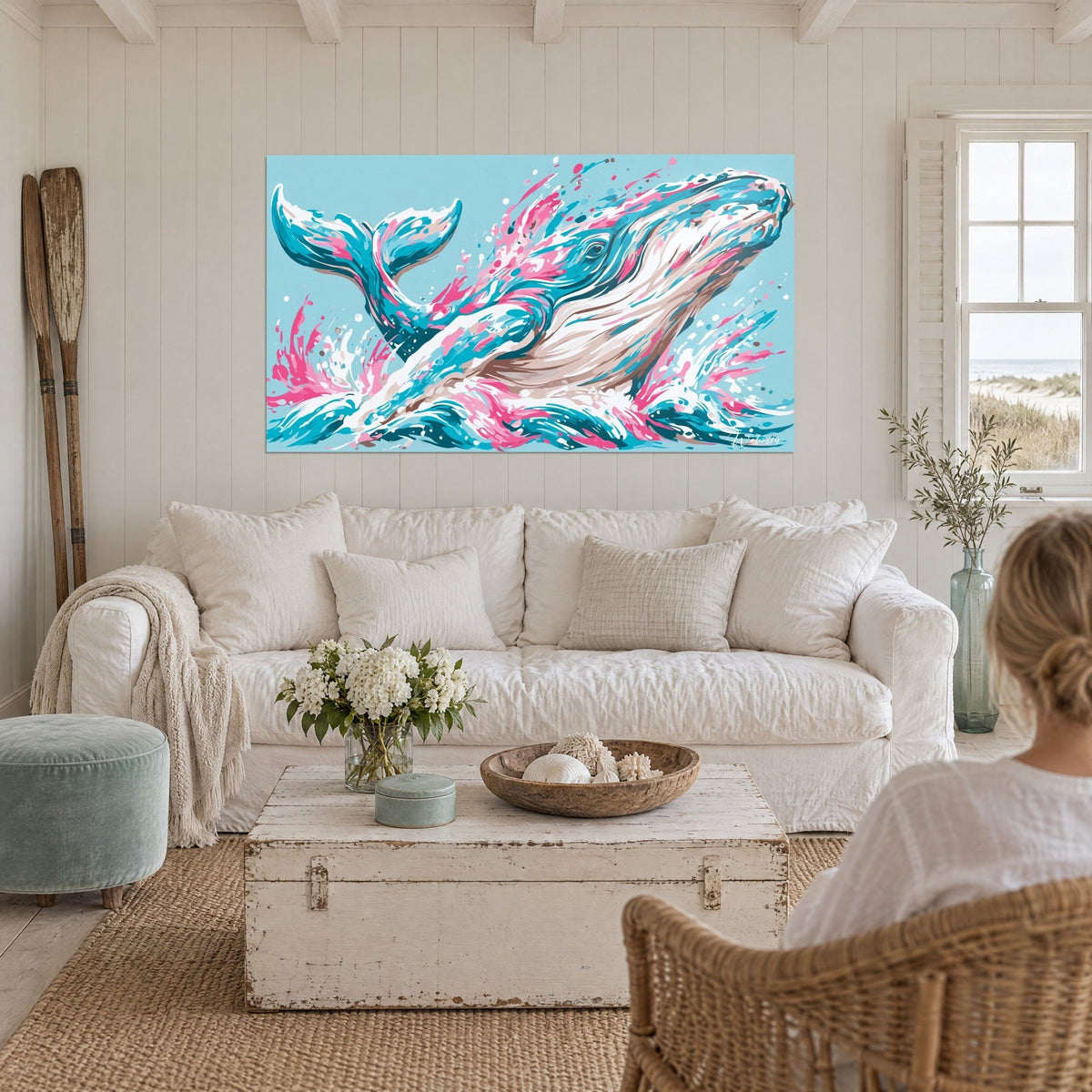 Gemälde Buckelwal springend in Türkis und Rosa, Schwanzflosse hochgereckt, über einem Sofa in einem hellen Wohnzimmer