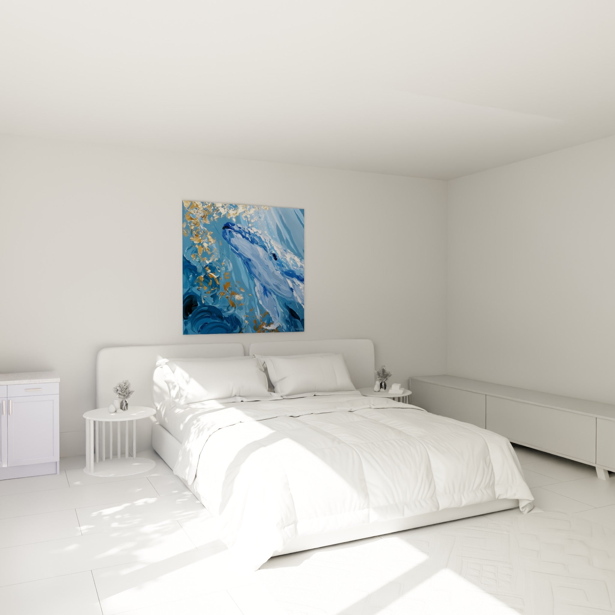 Cétacé bleu marine et doré peint avec empâtements, au-dessus d'un lit dans une chambre claire