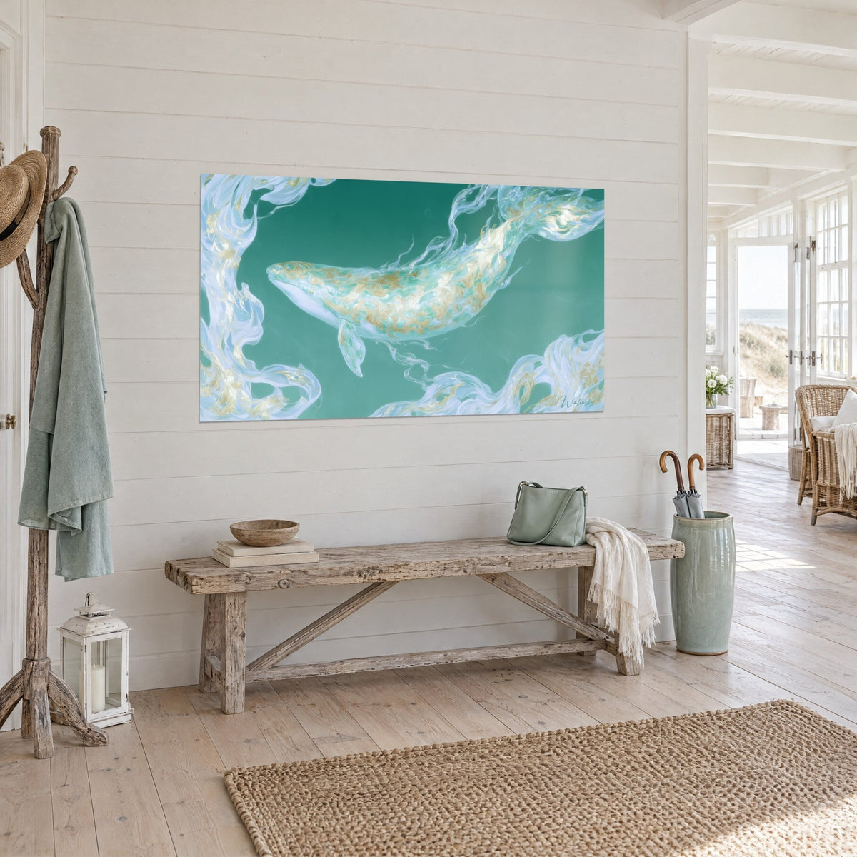 Tableau baleine translucide ornée de marbrures d'or, voiles d'eau bleu pâle sur vert, accrochée dans une maison de bord de mer