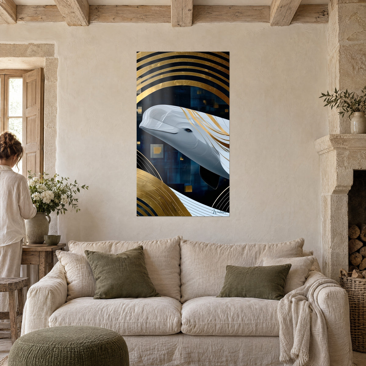 Tableau béluga nacré aux rubans d'or sur fond bleu nuit, au-dessus d'un canapé dans un salon lumineux