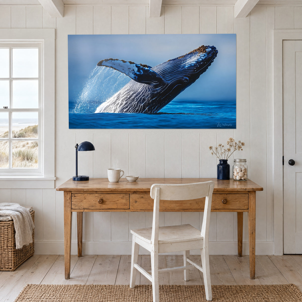 Schilderij reuzenzeedier dat uit een kobaltblauwe zee opduikt, snuit bedekt met gouden schelpen, opgehangen boven een bureau van licht hout