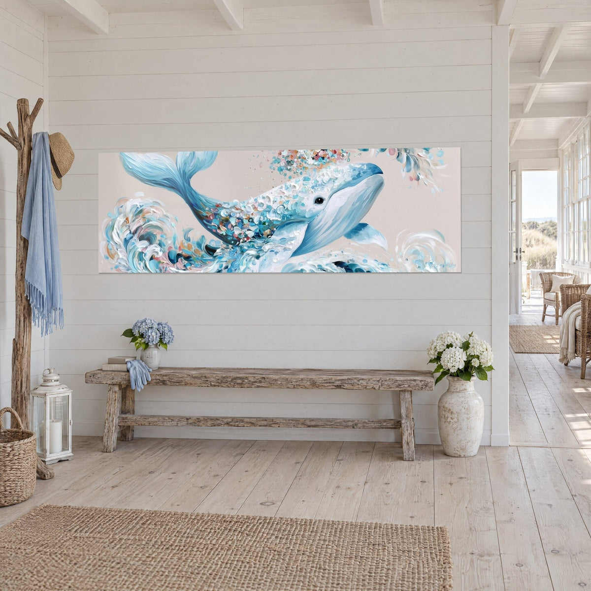 Quadro cetaceo turchese che balza, onde a spirale bianche e corallo su fondo beige, visto di tre quarti sopra una panca di legno chiaro