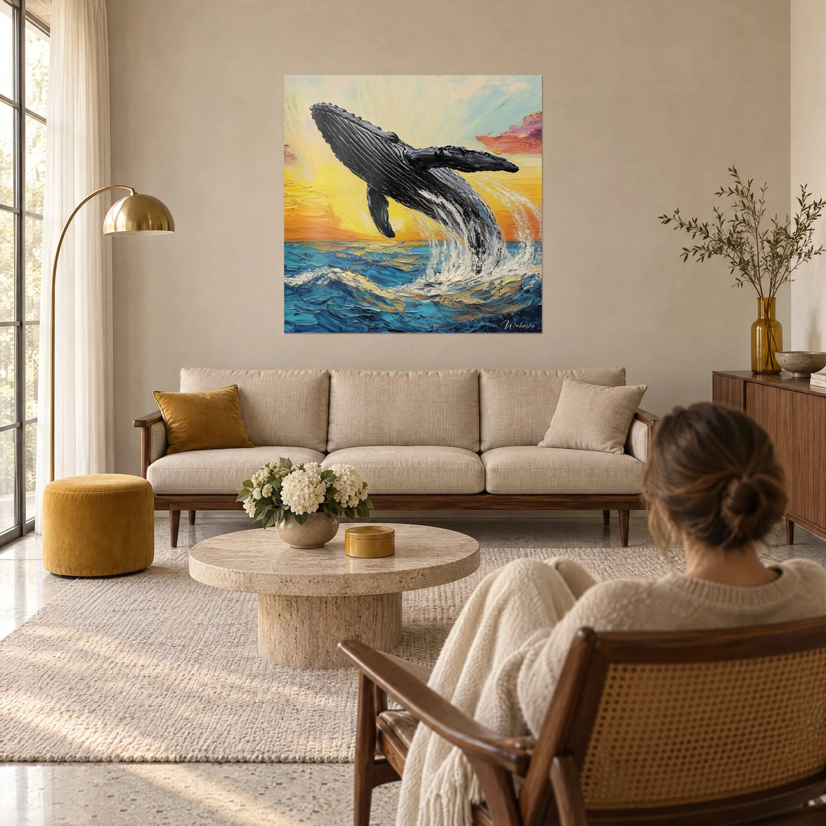 Quadro balena megattera che emerge dalle onde blu, cielo giallo e arancio, nuvola rosa, sopra un divano in un soggiorno luminoso