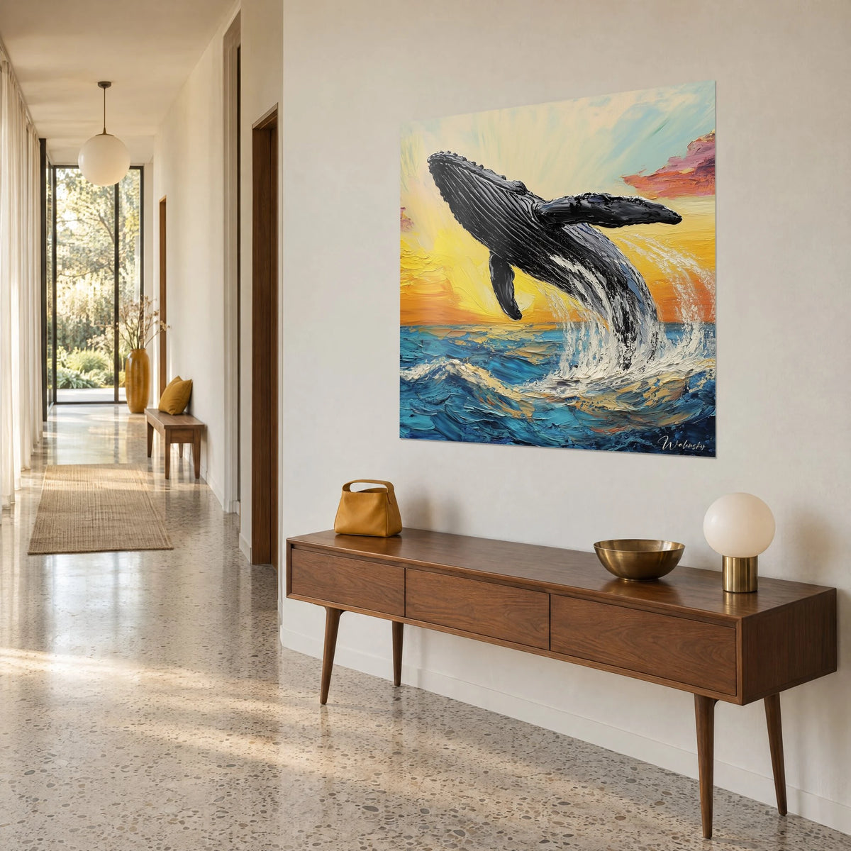Quadro cetaceo nero che balza nella schiuma bianca, mare turchese e sole zafferano, visto di tre quarti in un corridoio luminoso