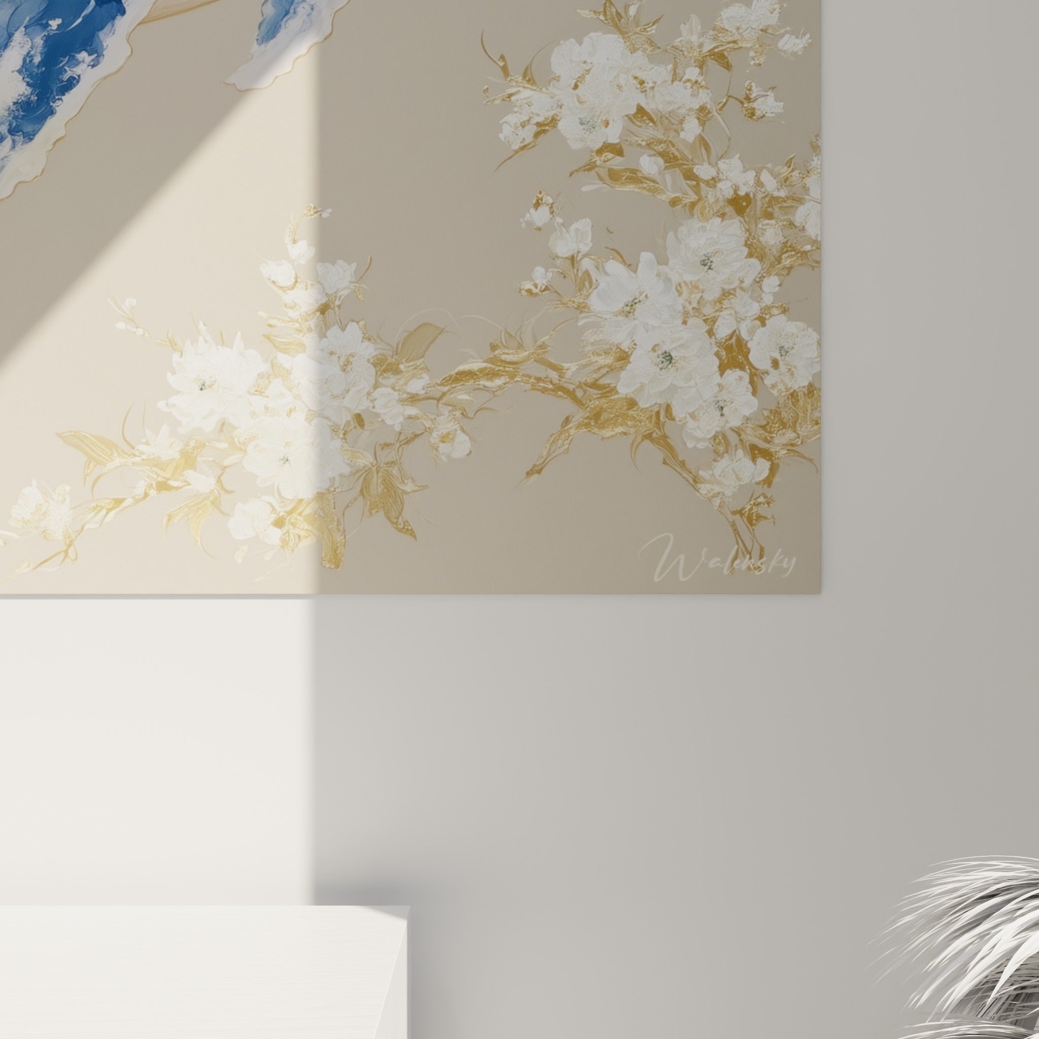 Détail du grain marbré bleu et blanc, filets dorés fins imitant des pétales sur la toile accrochée