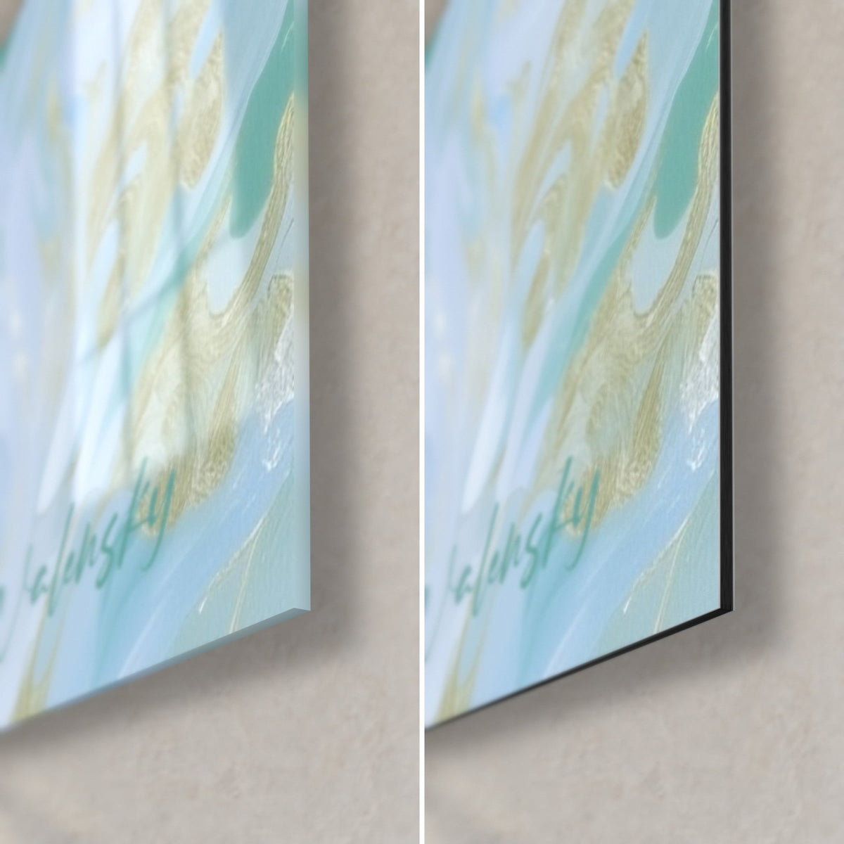 Tableau géant des mers en volutes d'or, coin bas droit : verre brillant à gauche, Dibond noir mat à droite, tranche de 3 mm