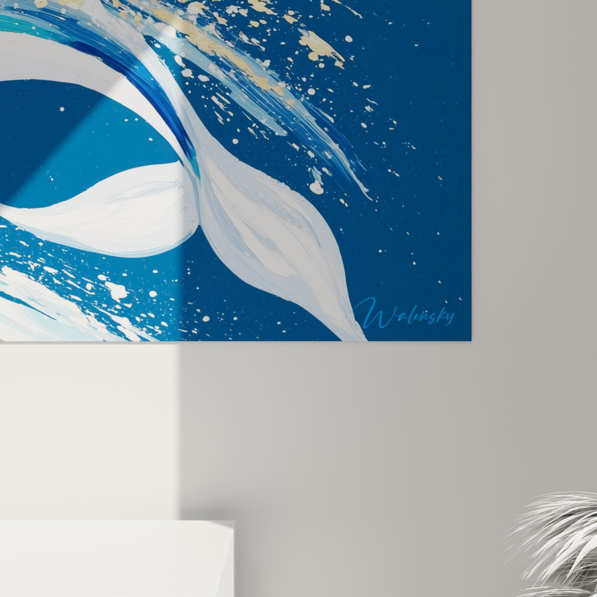 Empâtements blancs et coulures dorées de la baleine peinte, grain de la toile visible en gros plan